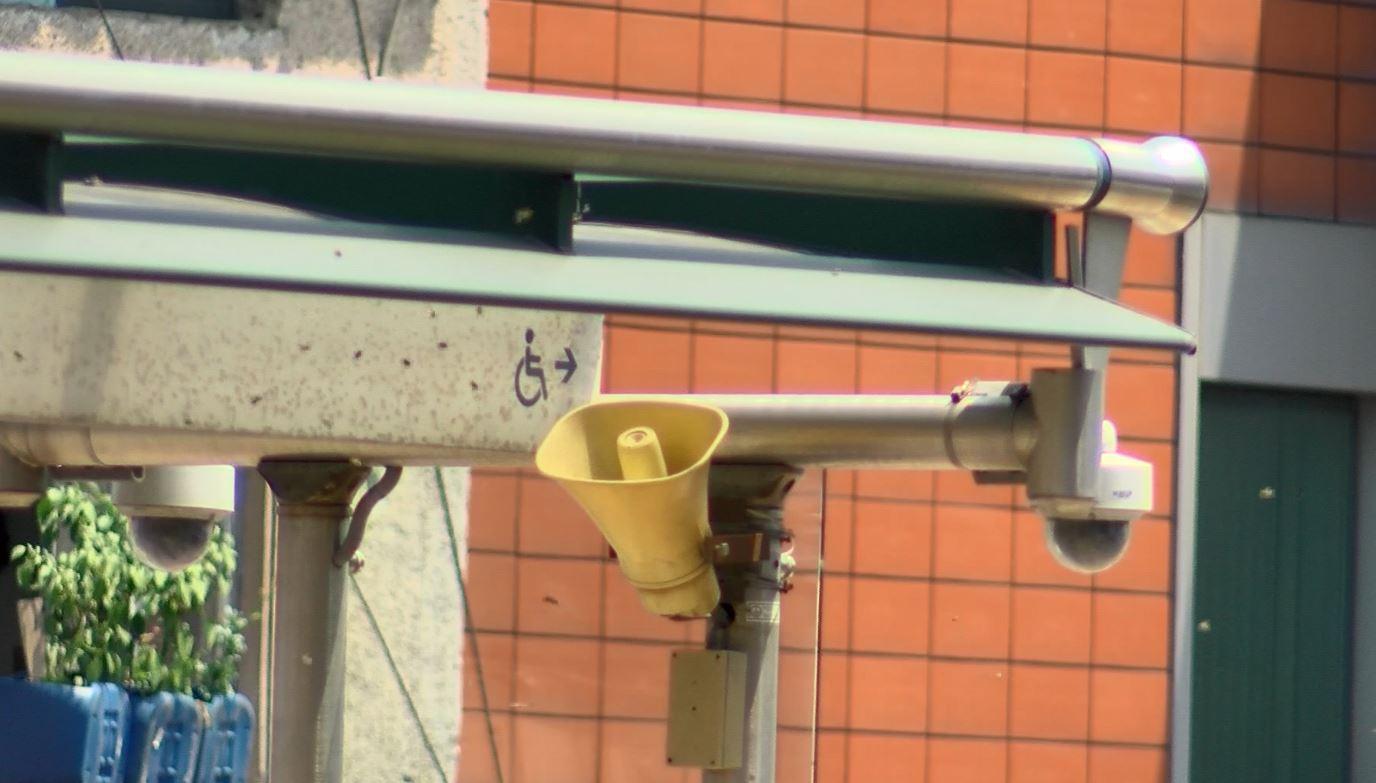 Demirkapı Tramvay Durağına arılar yuva yaptı yolcular kaçıştı