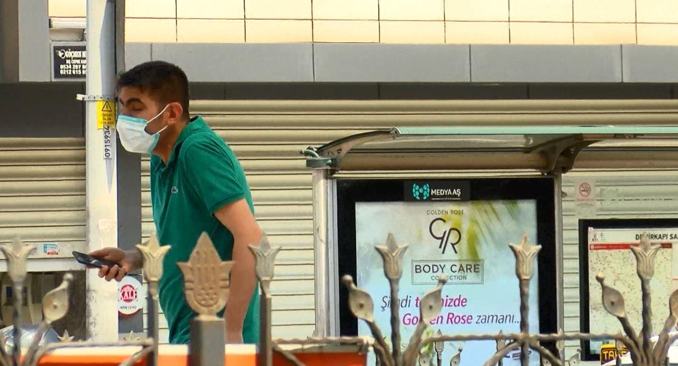 Demirkapı Tramvay Durağına arılar yuva yaptı yolcular kaçıştı