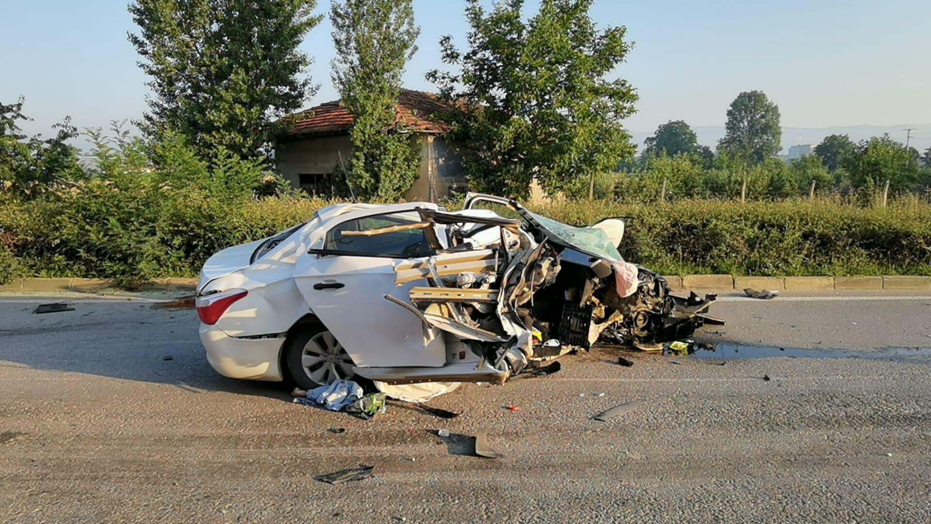 Otomobil, aydınlatma direğine çarptı: 3 ölü, 2 yaralı