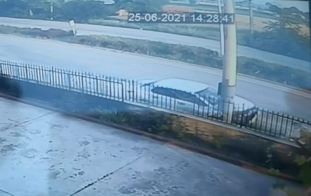 Otomobil, aydınlatma direğine çarptı: 3 ölü, 2 yaralı