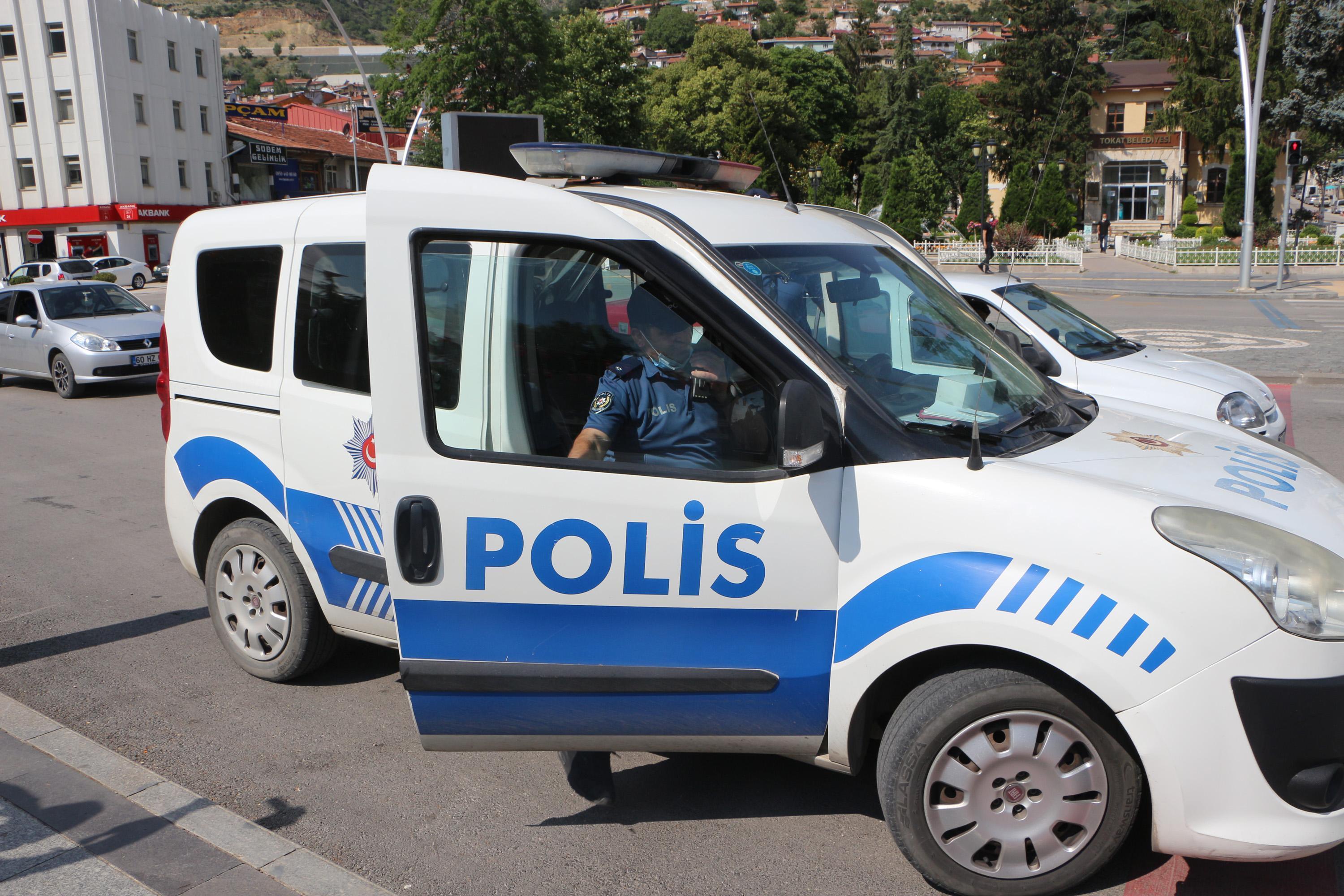 Kimliklerini unutan adayların yardımına polis yetişti