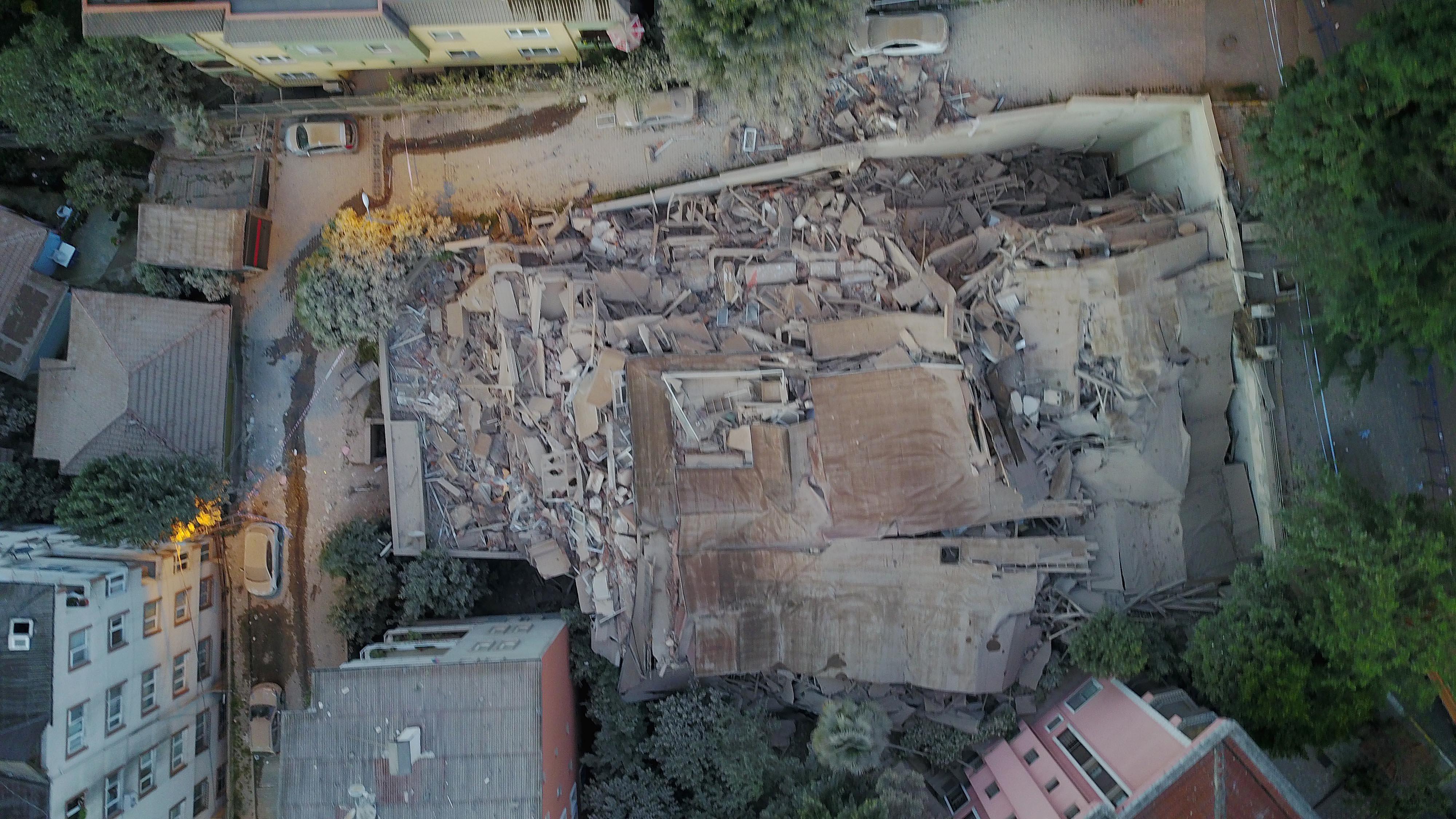 Sarıyer Bahçeköyde daha önce boşaltılan 9 katlı bina çöktü