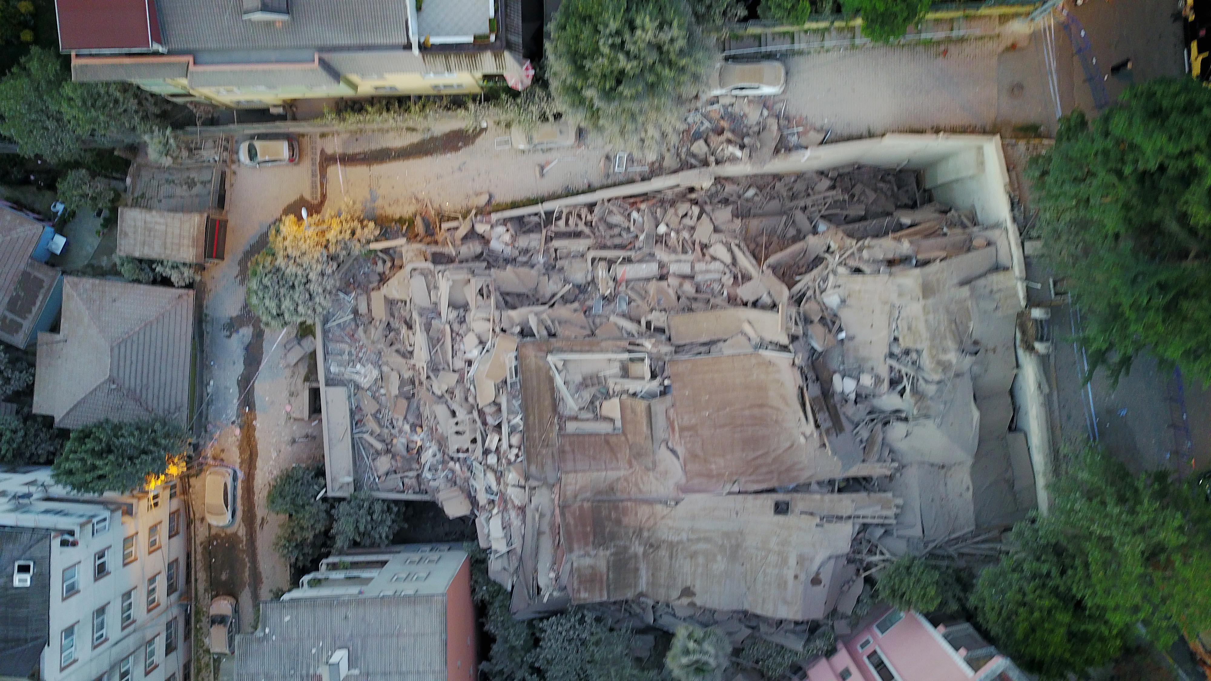 Sarıyer Bahçeköyde daha önce boşaltılan 9 katlı bina çöktü