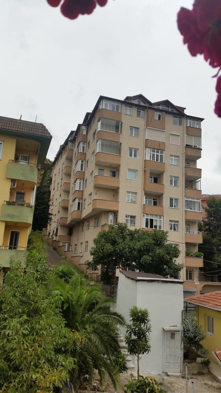 Sarıyer Bahçeköyde daha önce boşaltılan 9 katlı bina çöktü
