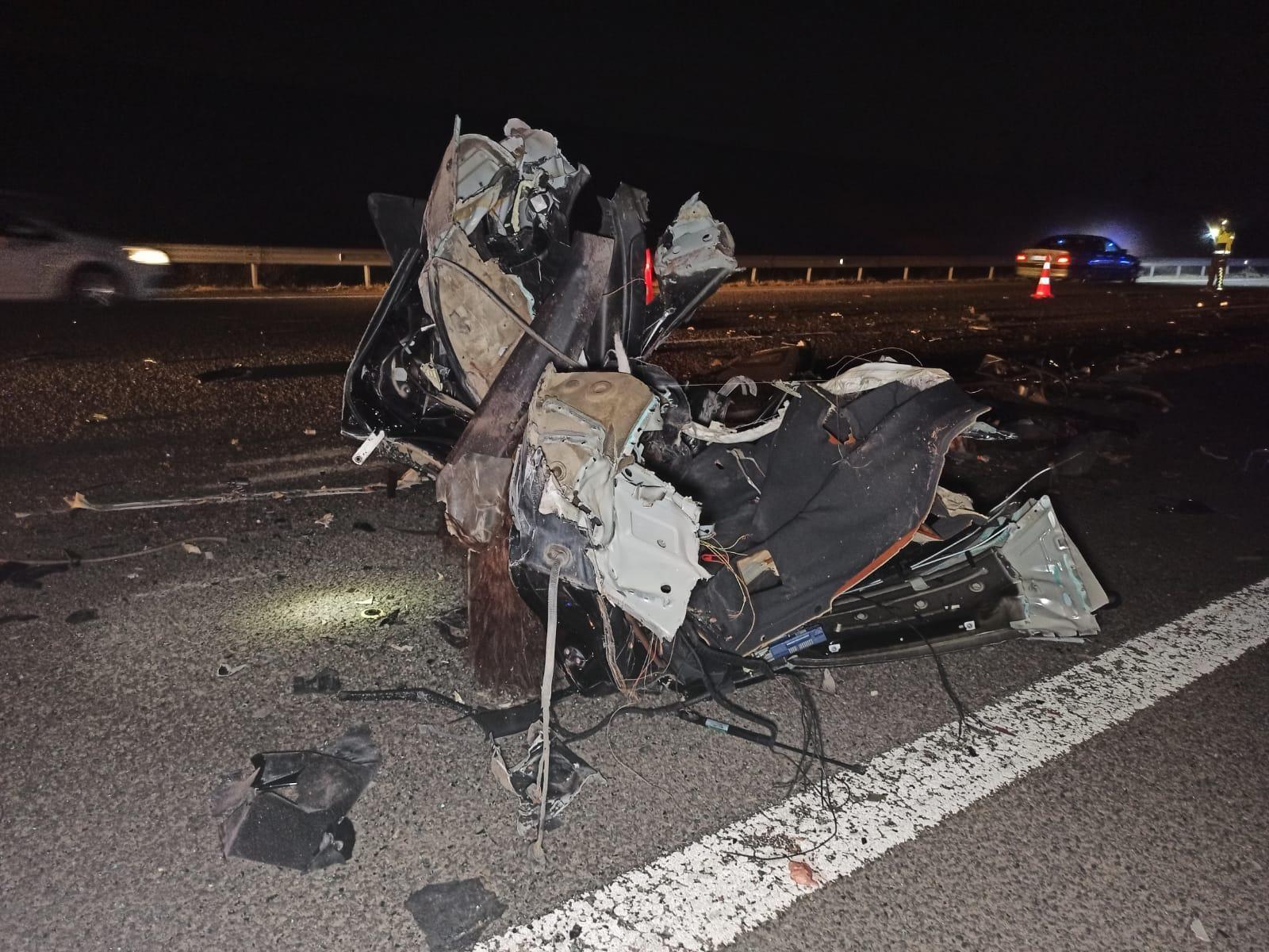 Ankarada otomobil TIRa çarptı: 3 ölü, 1 yaralı