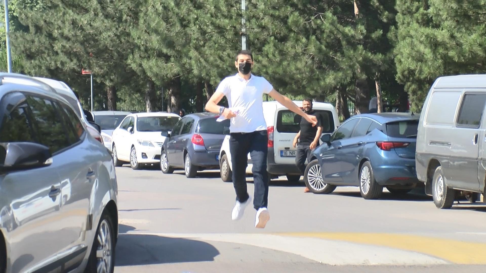 Koşarak geldi, saniyelerle sınavı kaçırdı