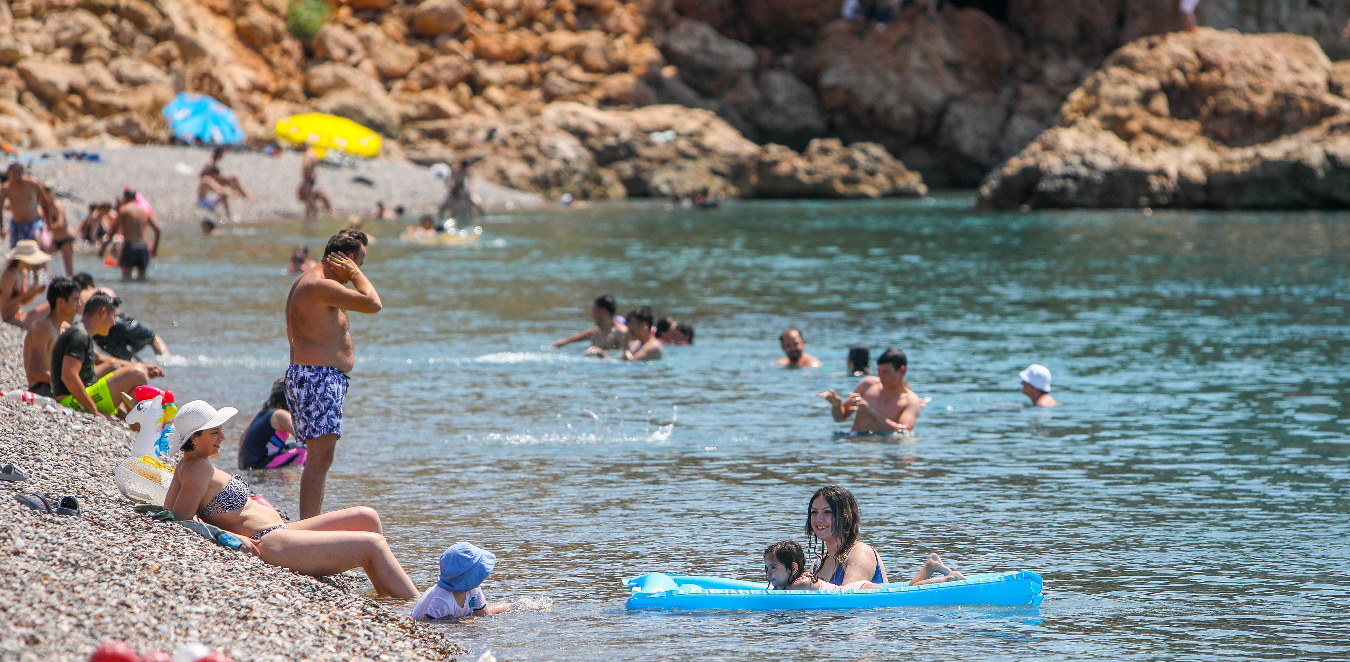 Antalyada hava sıcaklığı 41 dereceyi gördü