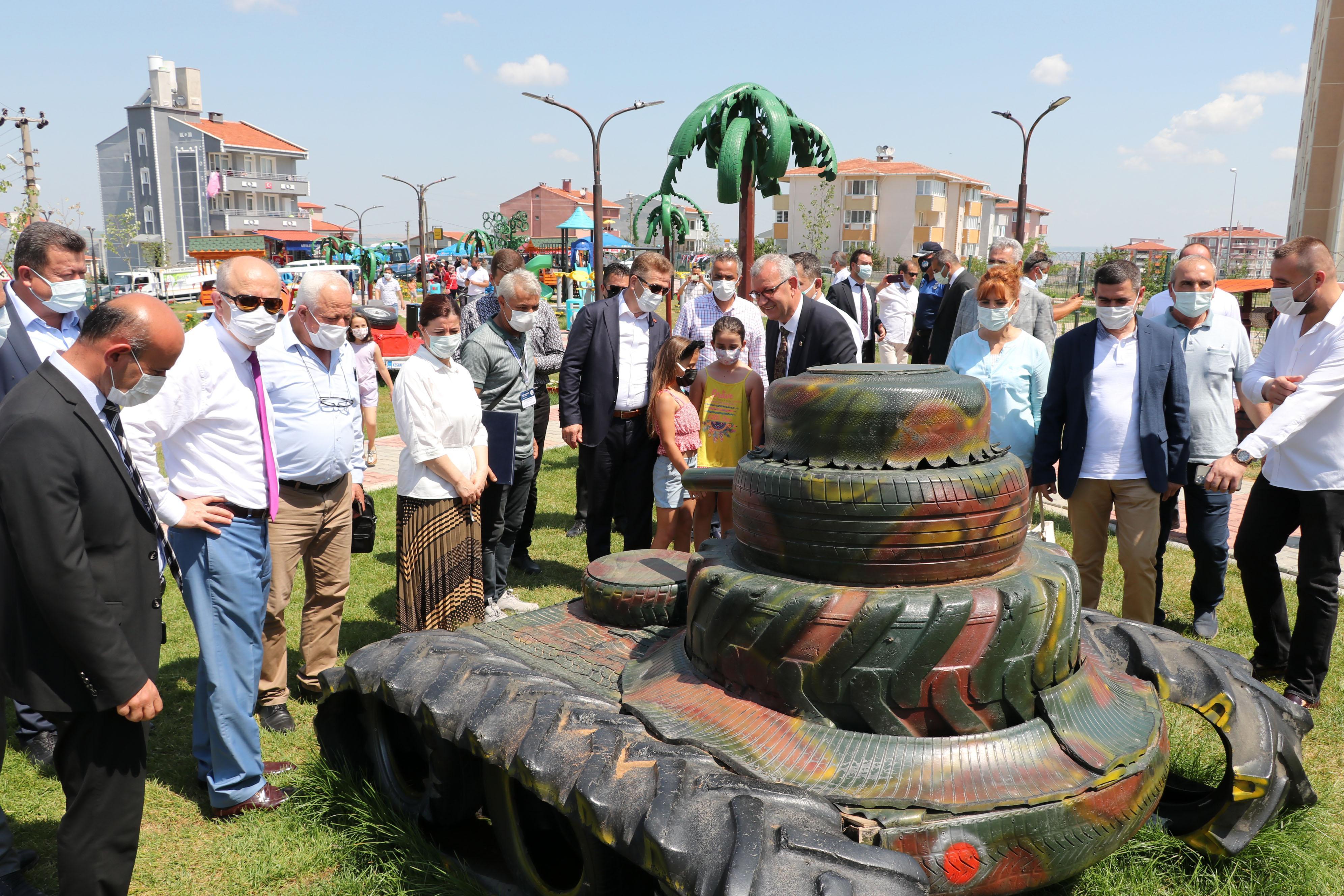 Edirnede Naim Süleymanoğlunun heykelinin bulunduğu park açıldı