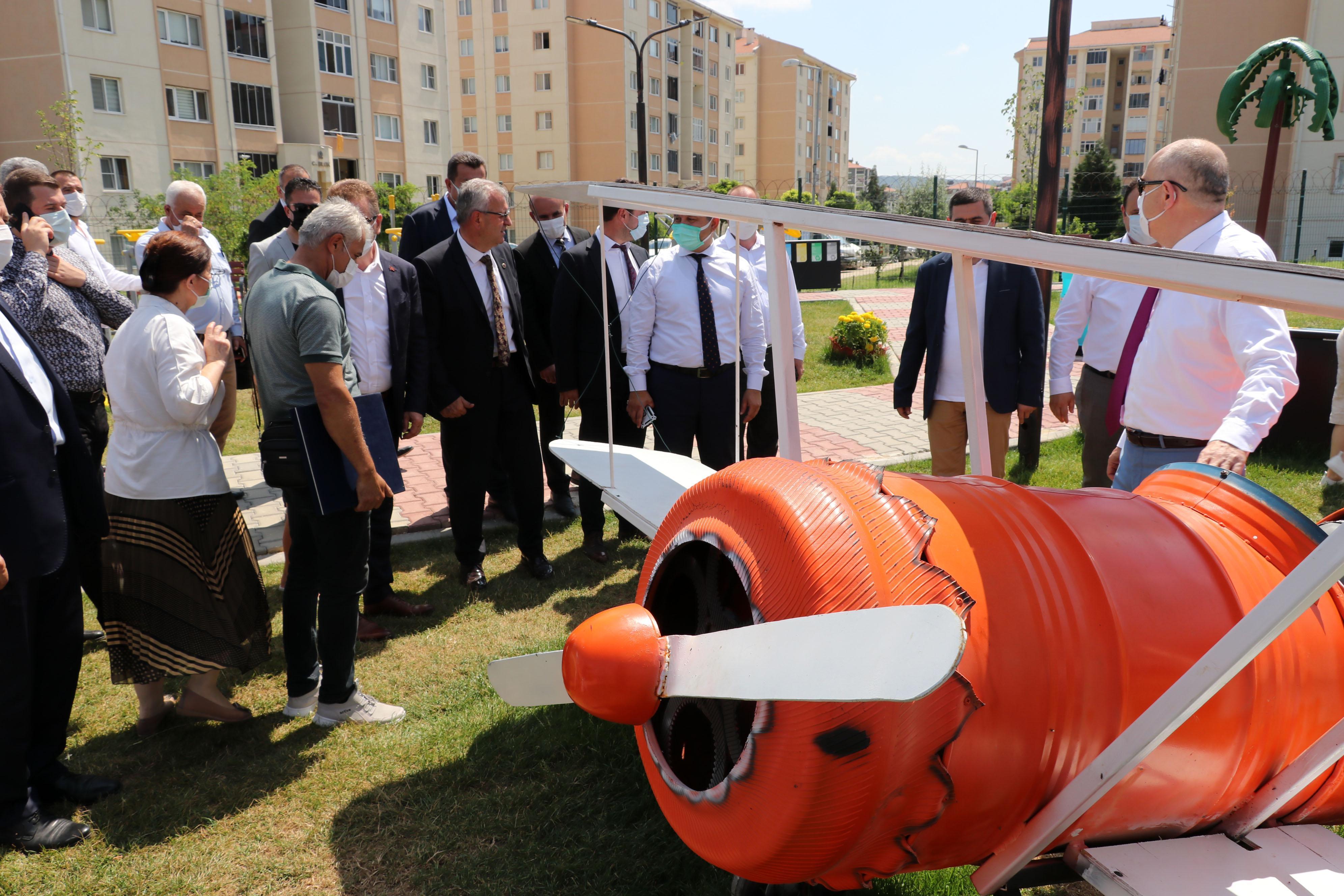 Edirnede Naim Süleymanoğlunun heykelinin bulunduğu park açıldı