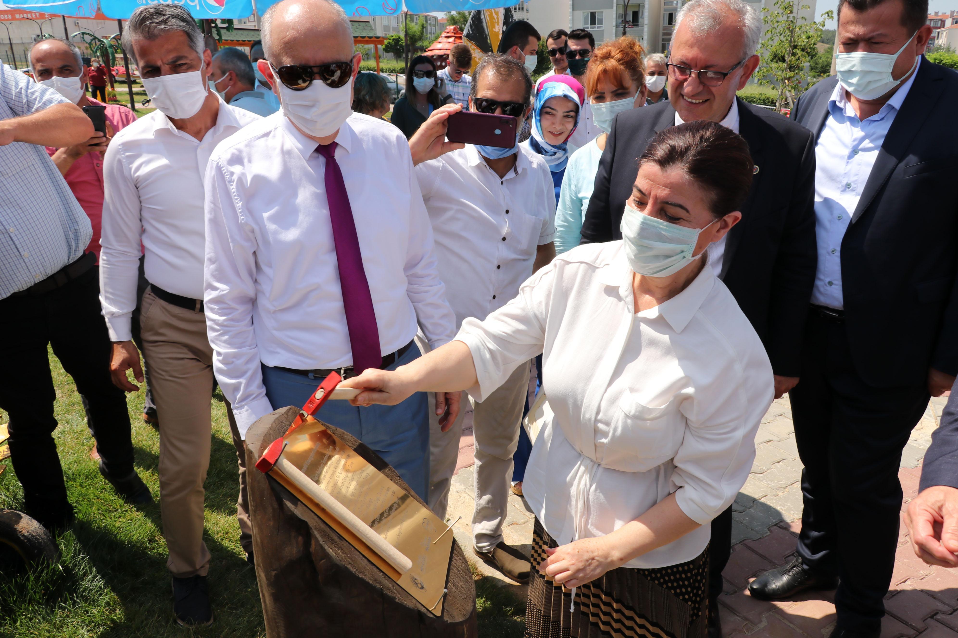 Edirnede Naim Süleymanoğlunun heykelinin bulunduğu park açıldı