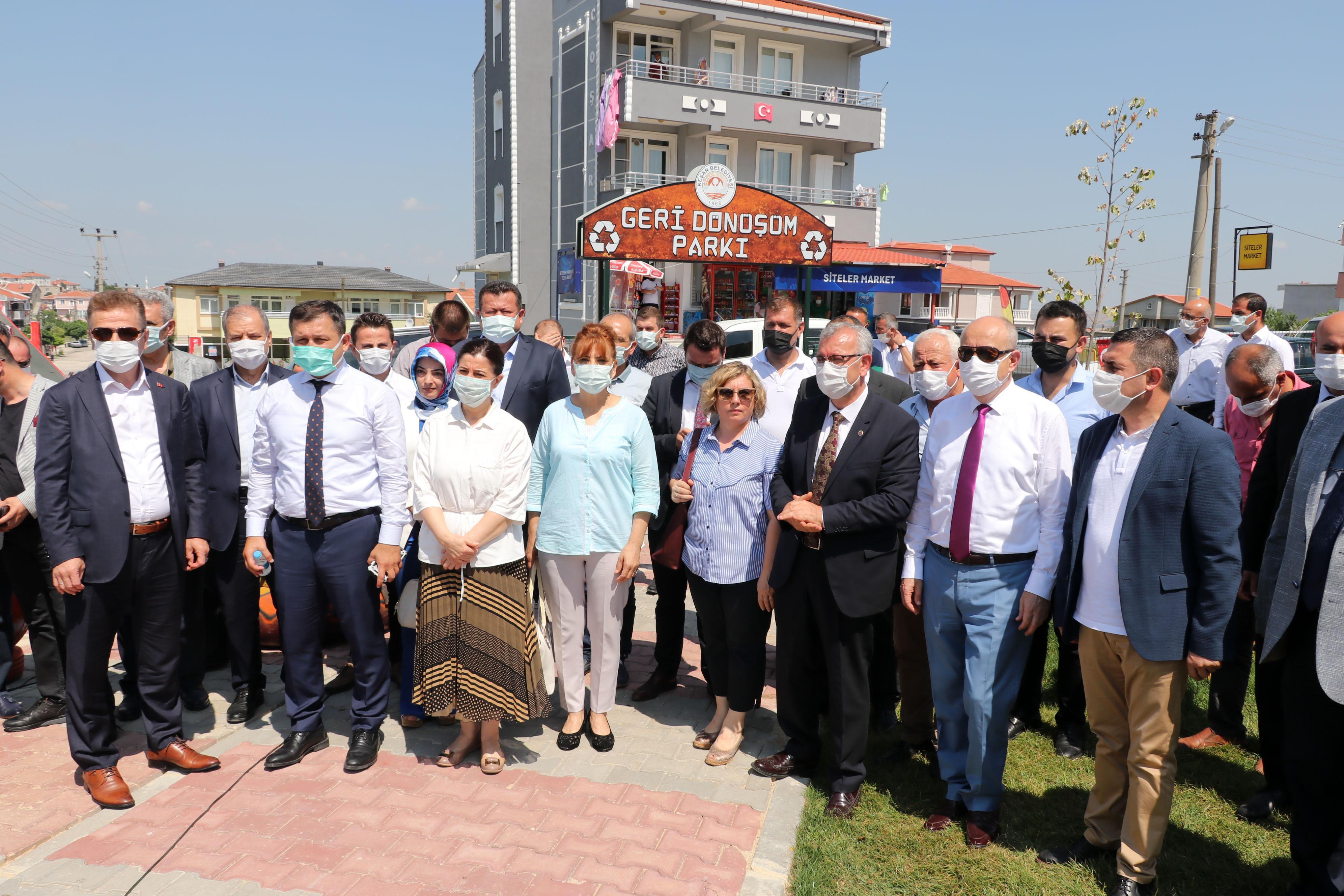 Edirnede Naim Süleymanoğlunun heykelinin bulunduğu park açıldı