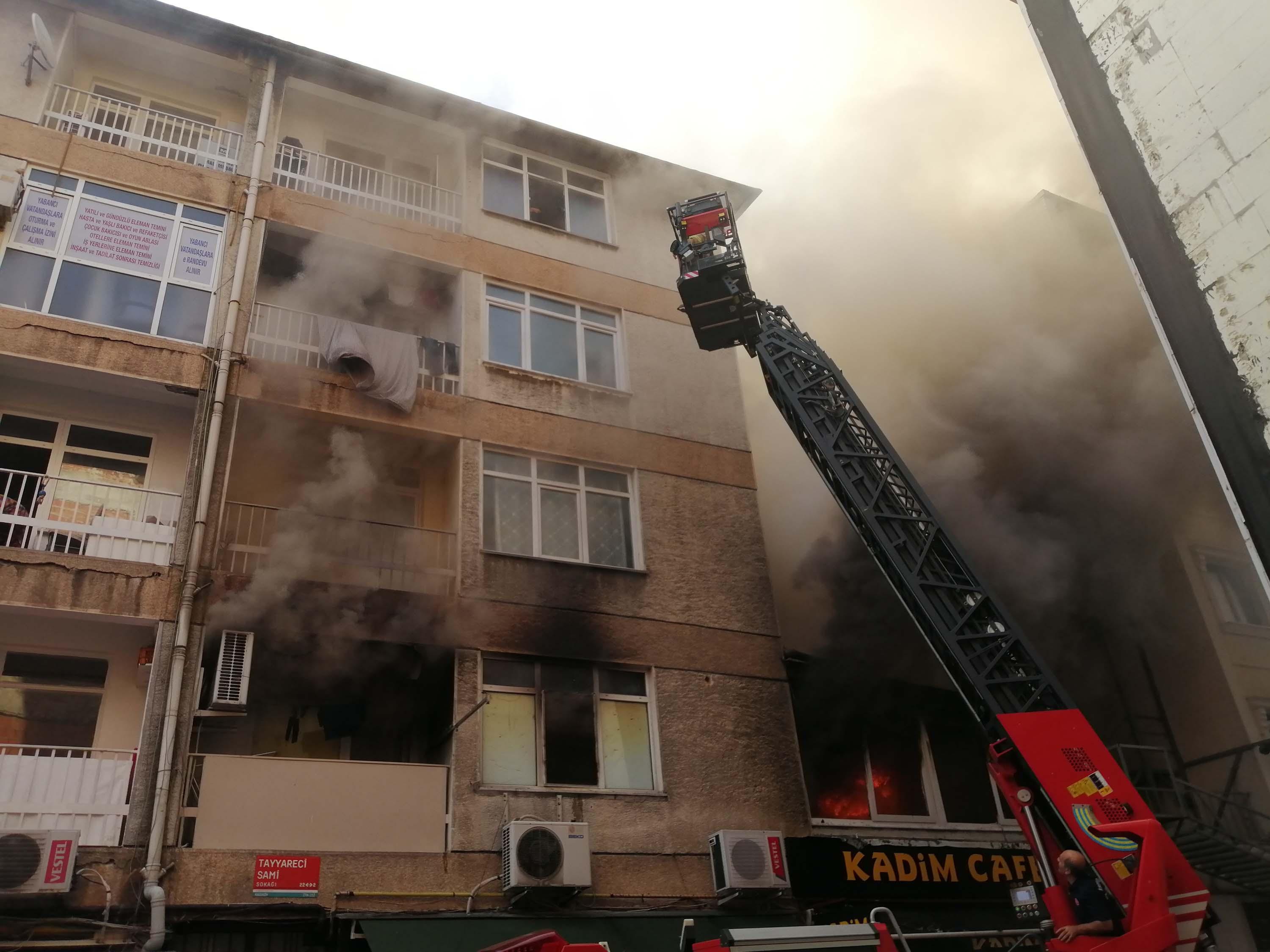 Kadıköyde 4 katlı binada yangın: 1 ölü