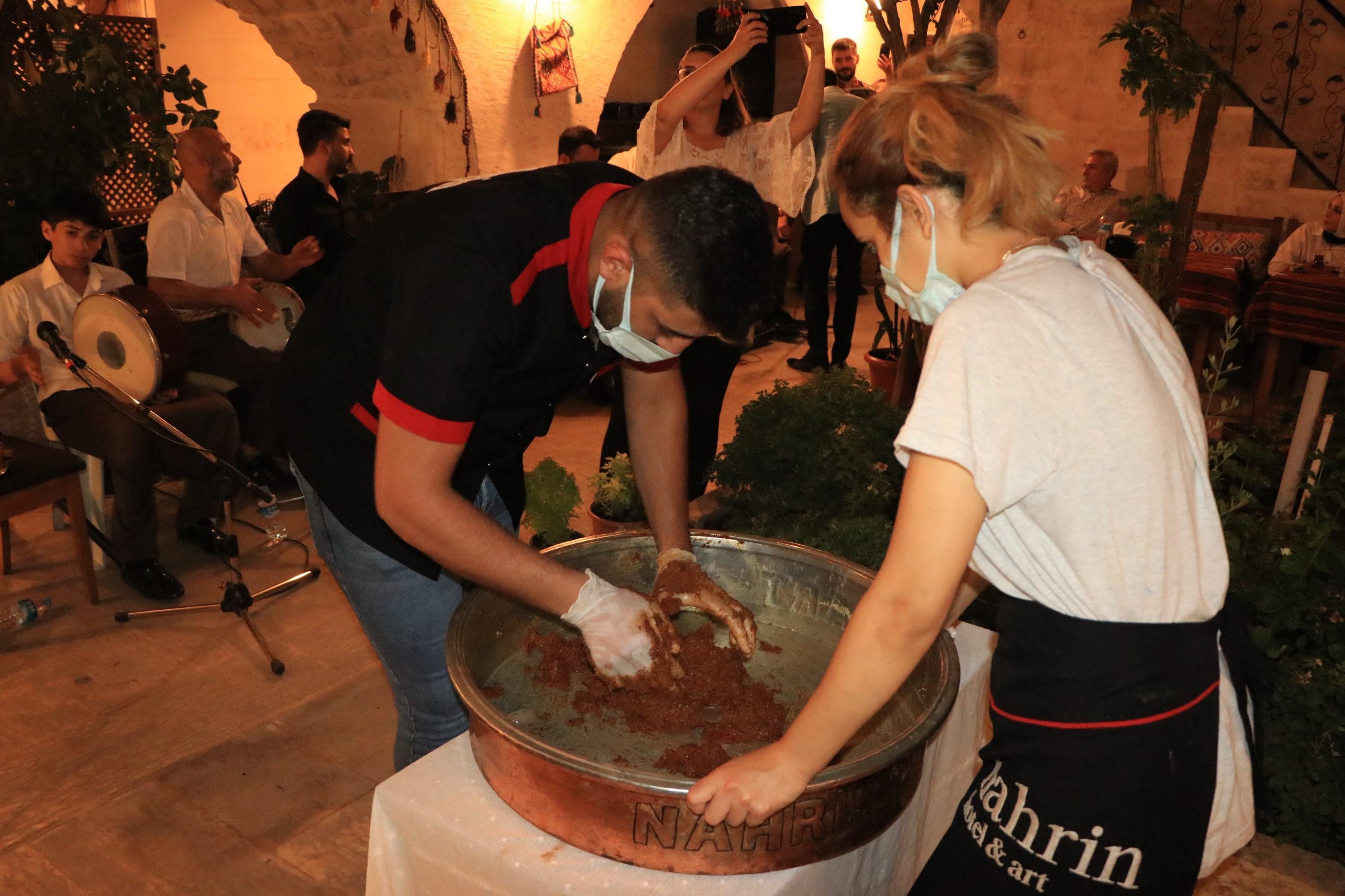 Şanlıurfaya gelen turistler, sıra gecelerinde eğleniyor