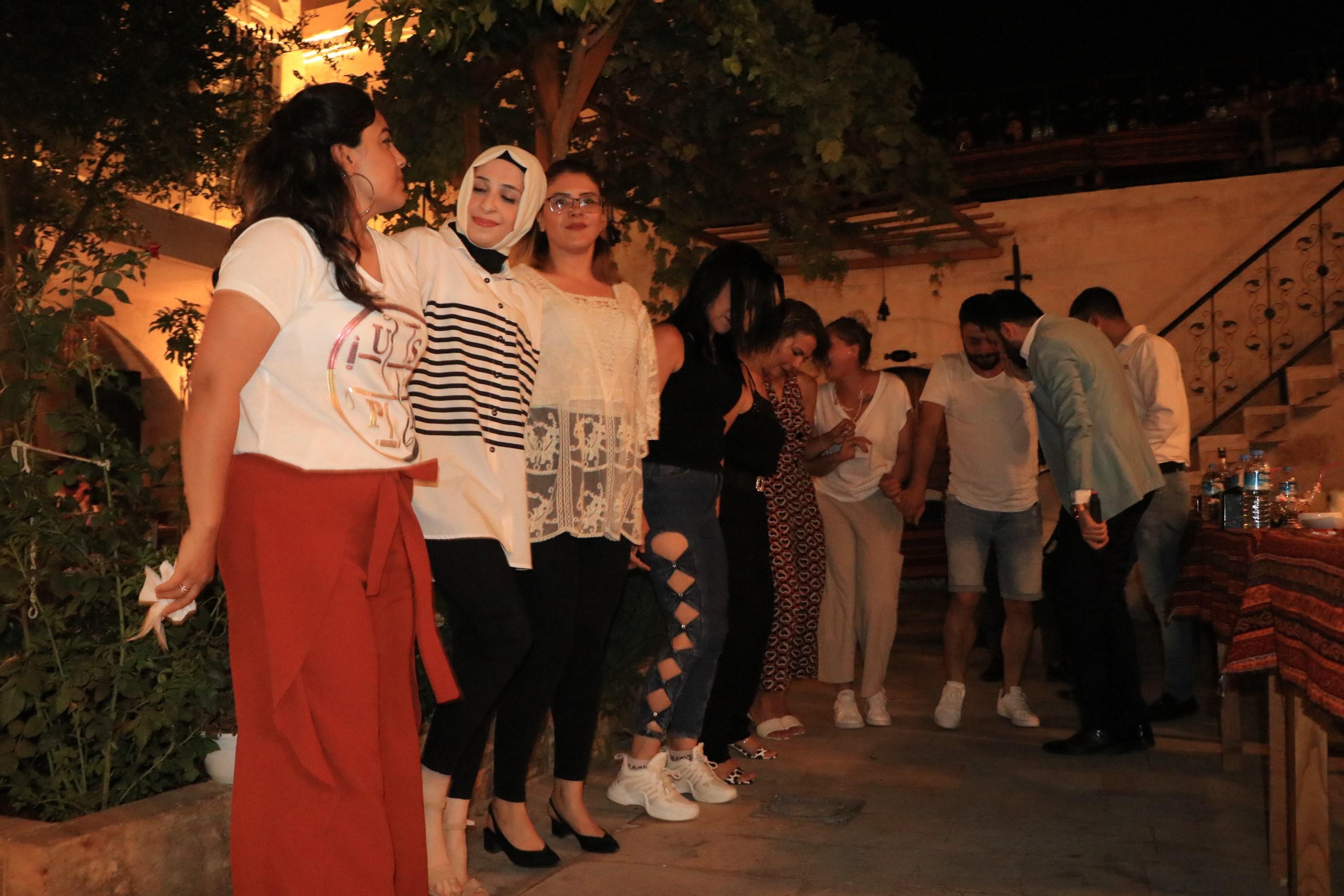 Şanlıurfaya gelen turistler, sıra gecelerinde eğleniyor
