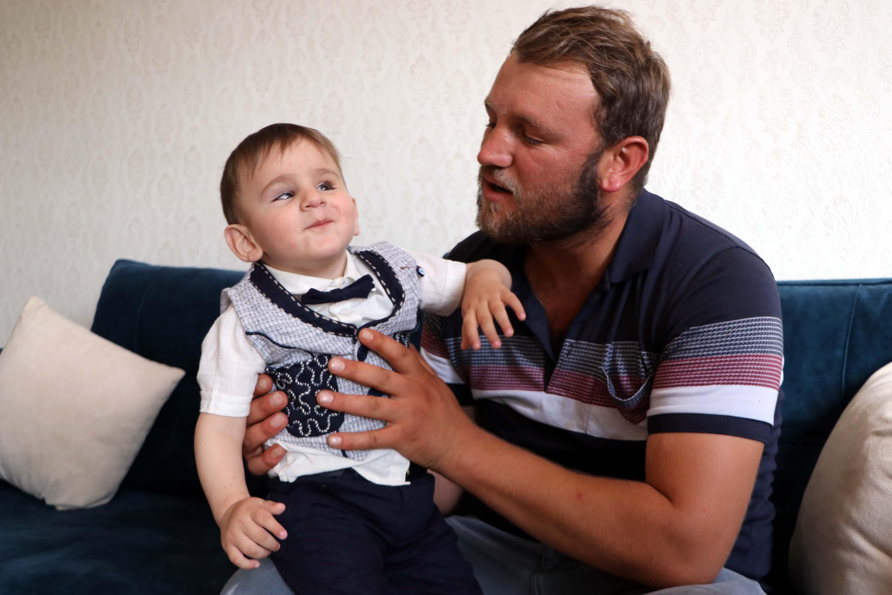 Ameliyat parası dolandırılan Miraç bebeğin gözleri hayırsever desteğiyle görecek