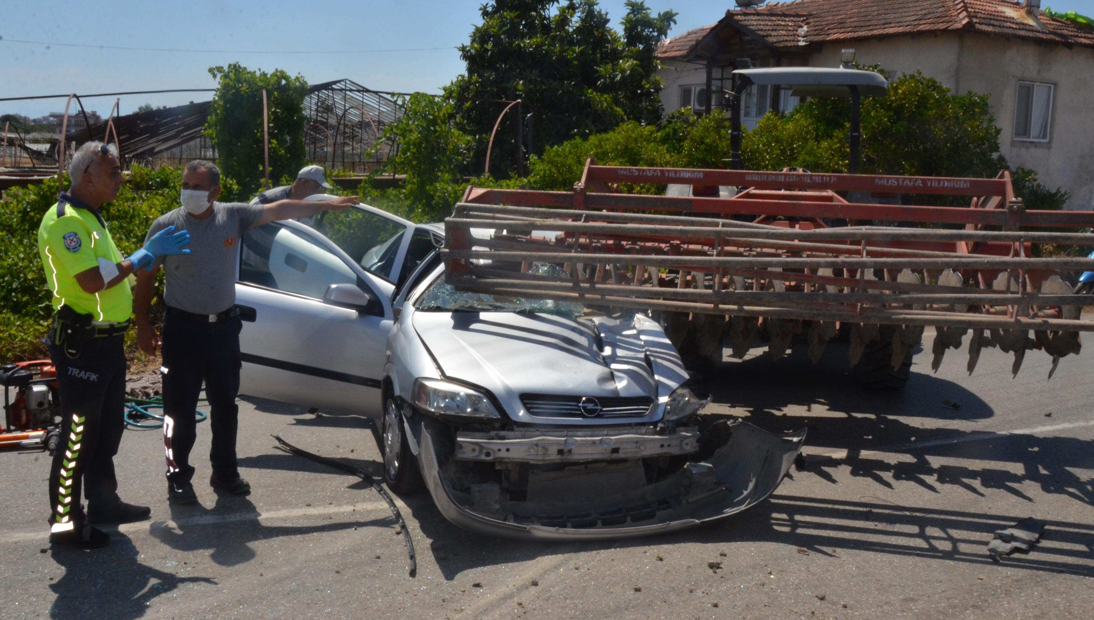 Otomobille traktör çarpıştı: 1 ölü, 2 yaralı