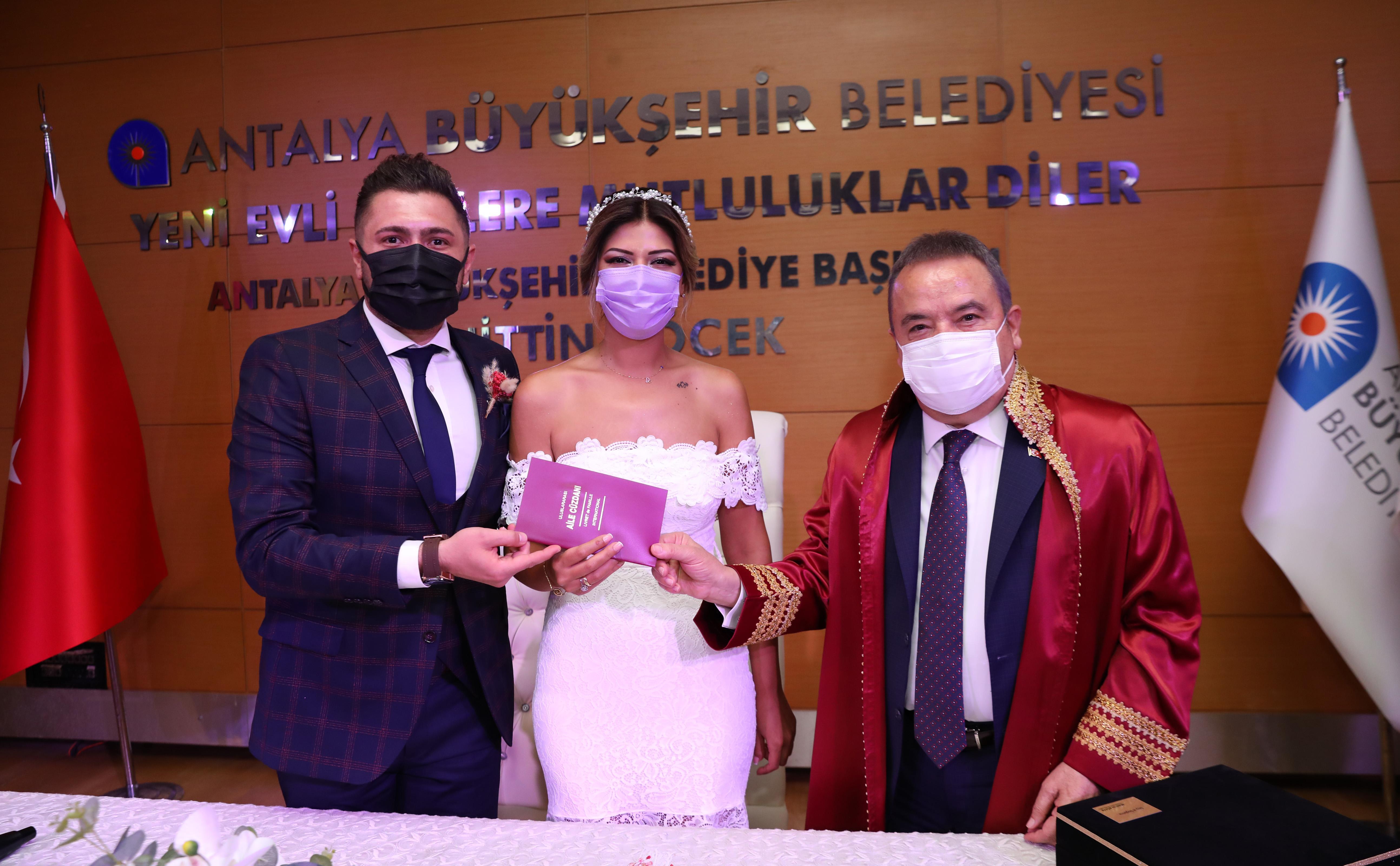 Ölüm döşeğinde verdiği sözü tutan Başkan Böcek, hemşiresinin nikahını kıydı