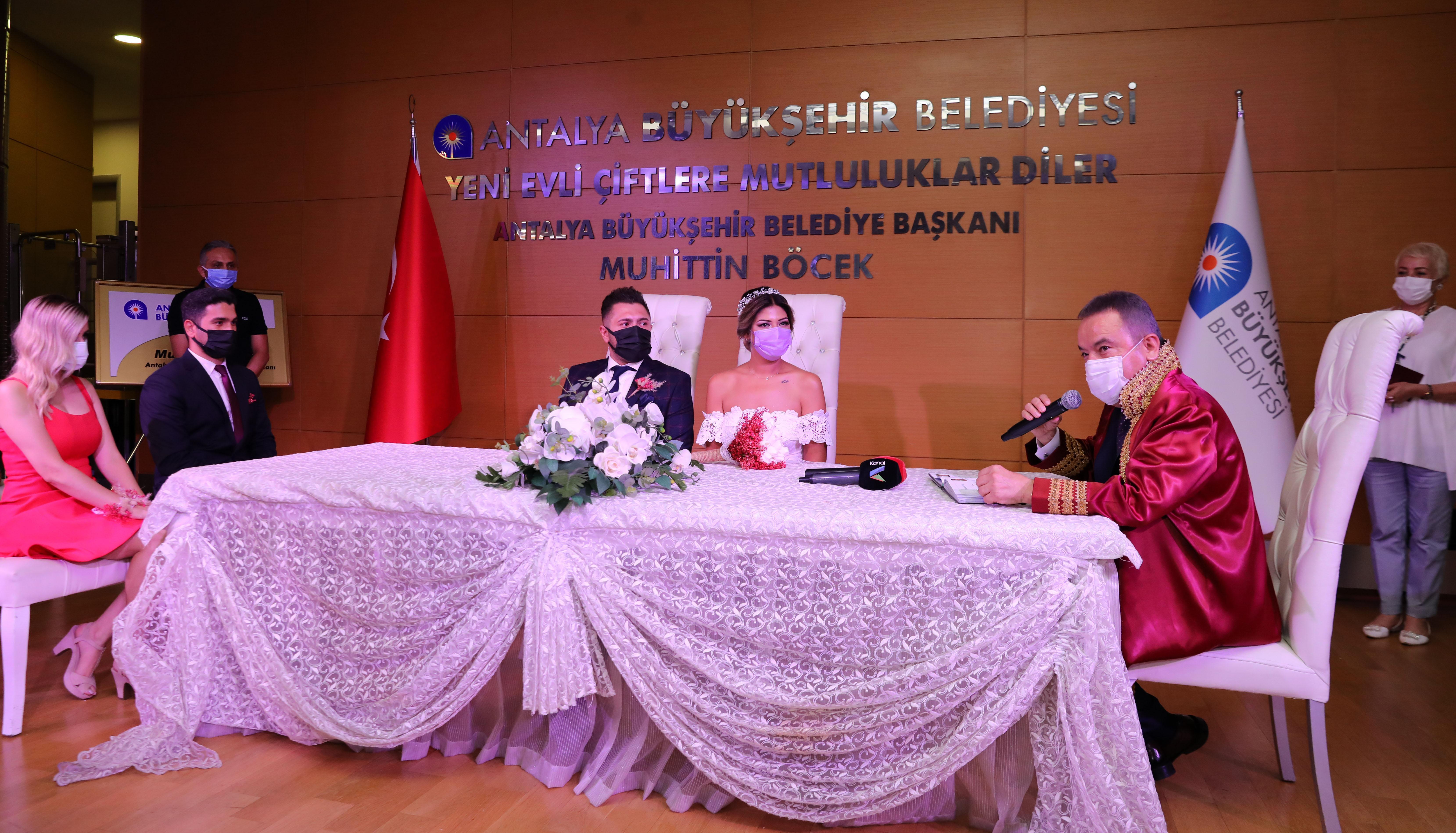 Ölüm döşeğinde verdiği sözü tutan Başkan Böcek, hemşiresinin nikahını kıydı