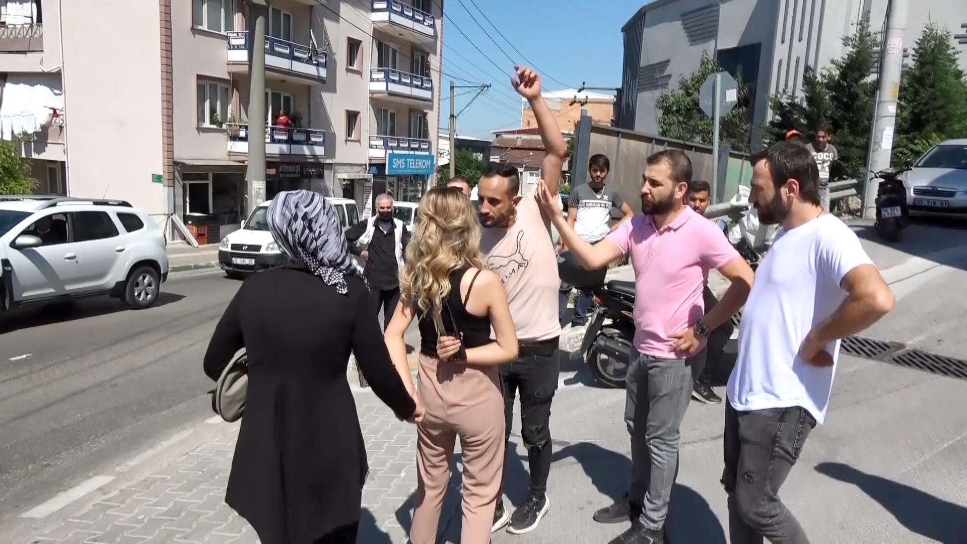 Kadına bıçaklı şiddeti DHA muhabirleri önledi