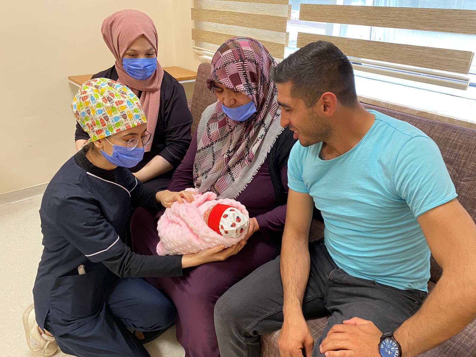 20 yıl önce ellerine doğan Cemreye doğum yaptırdı