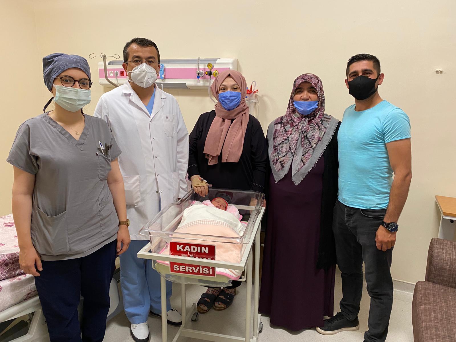 20 yıl önce ellerine doğan Cemreye doğum yaptırdı