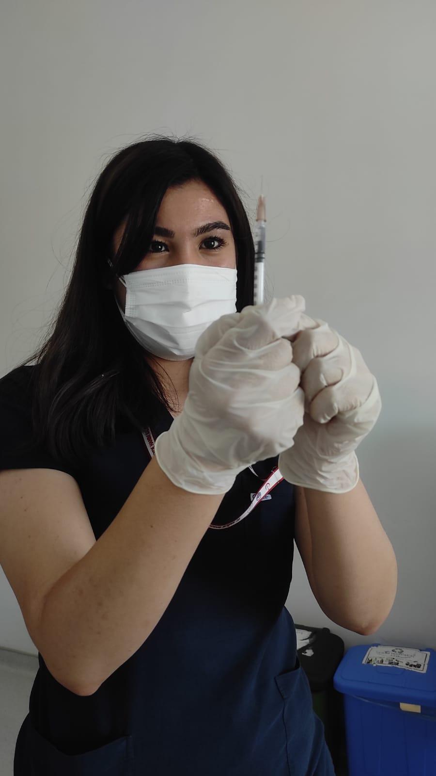 Sağlık çalışanları ve 50 yaş üstüne 3üncü doz aşılama başladı