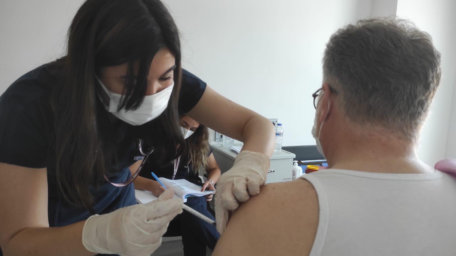 Sağlık çalışanları ve 50 yaş üstüne 3üncü doz aşılama başladı