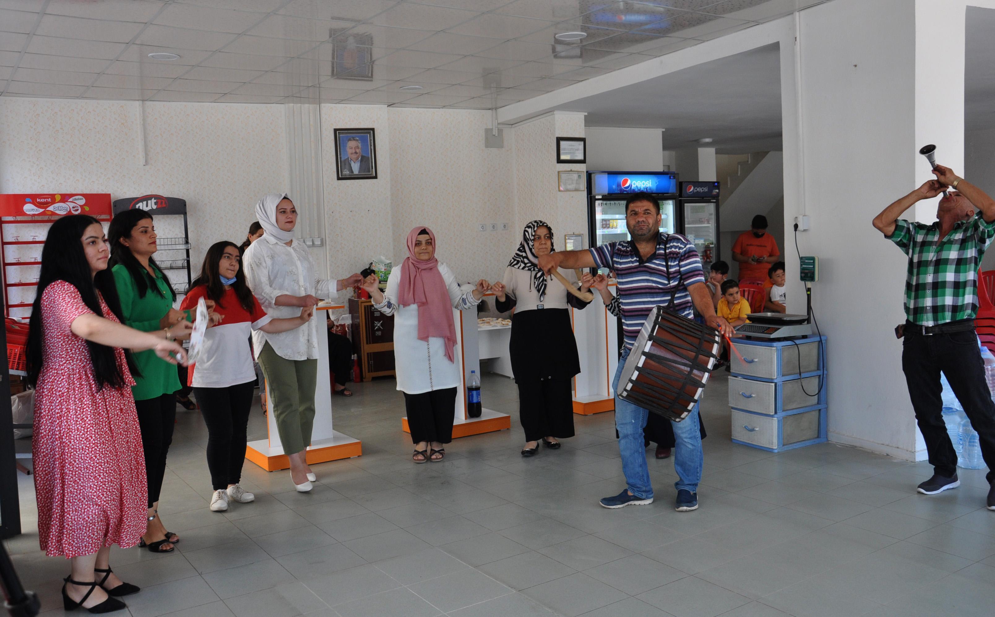 Emekli olan bakkal, iş yerini davul zurnayla kutlama yaparak kapattı