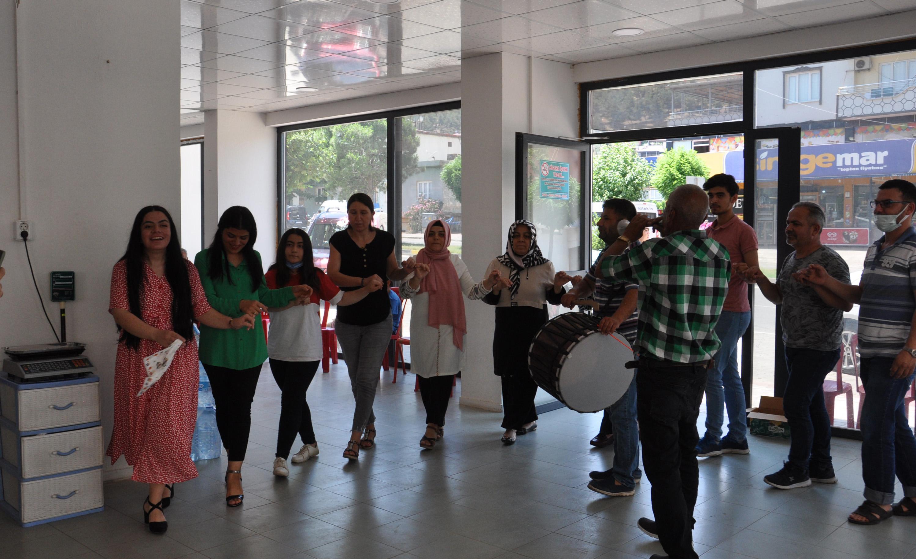 Emekli olan bakkal, iş yerini davul zurnayla kutlama yaparak kapattı