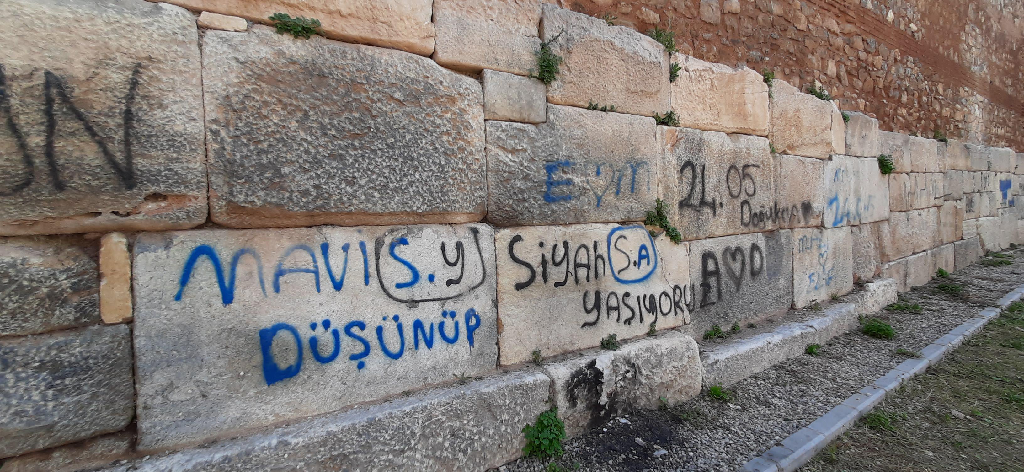 Surlardaki yazılar kumlama yöntemiyle temizleniyor