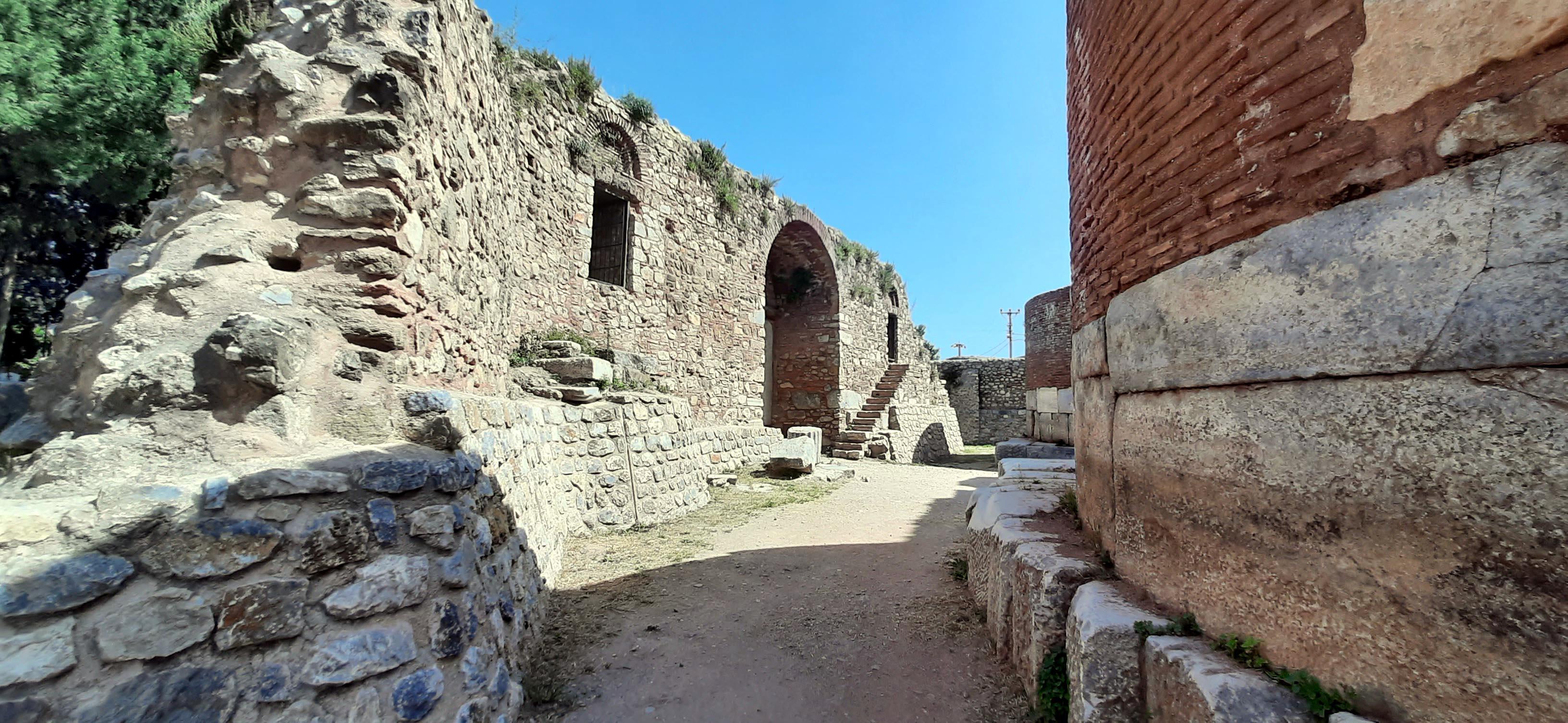 Surlardaki yazılar kumlama yöntemiyle temizleniyor