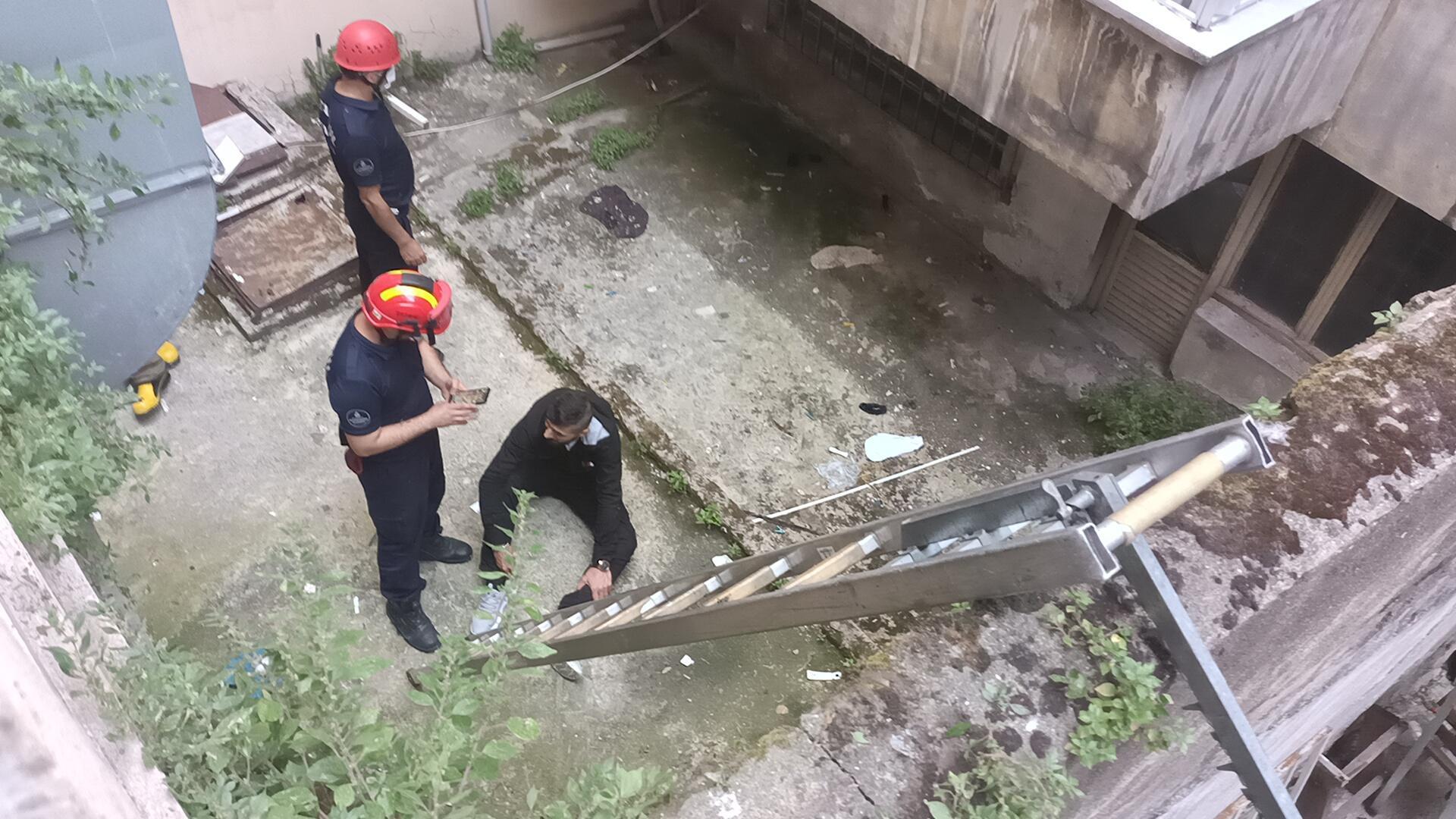 Fatihte alacaklılarını sahte dolarla kandırmaya çalıştı; kaçarken apartman boşluğuna düştü