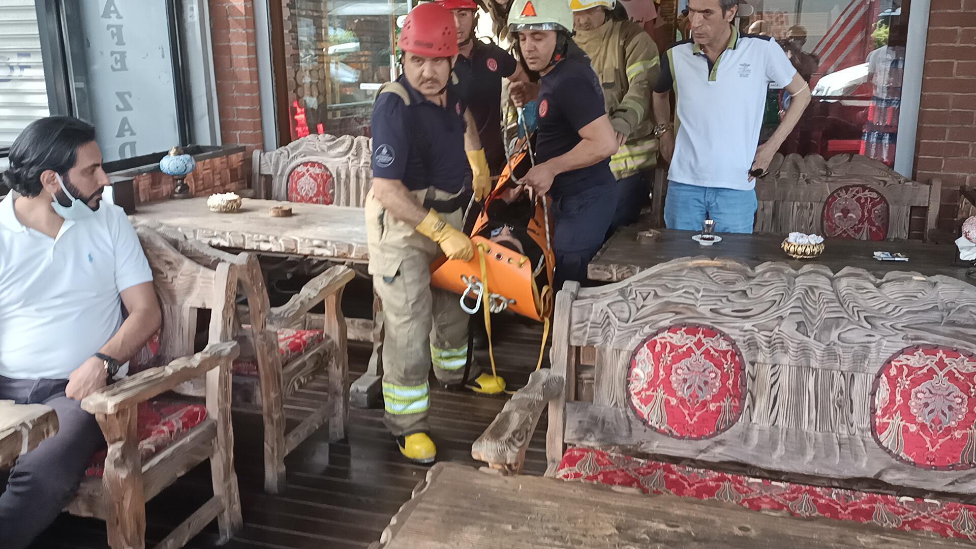 Fatihte alacaklılarını sahte dolarla kandırmaya çalıştı; kaçarken apartman boşluğuna düştü