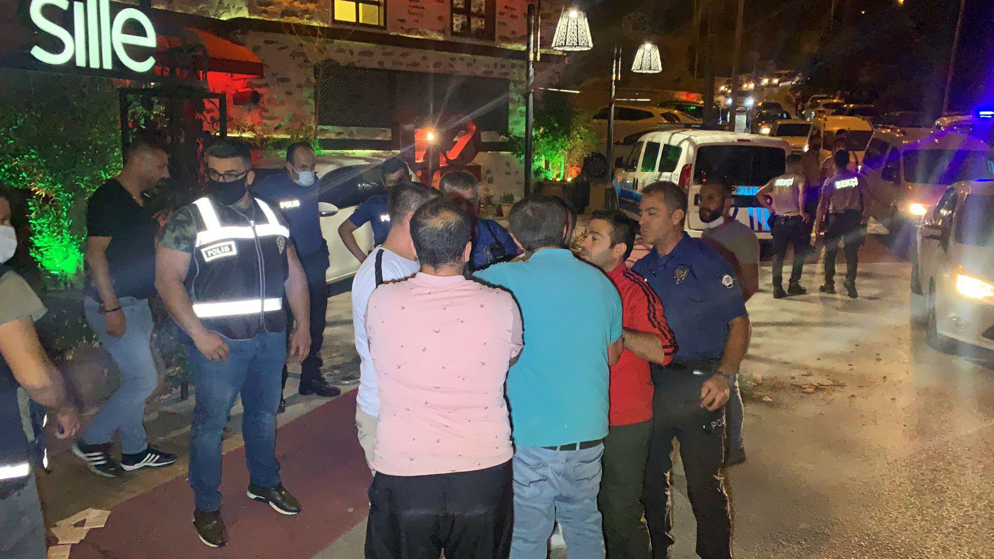Konyada gündüz tartışan iki grup arasında gece kafede silahlı kavga çıktı: 1 ölü