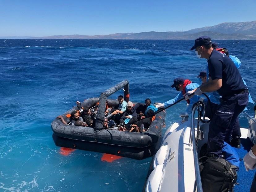Çeşme açıklarında 26 göçmen kurtarıldı