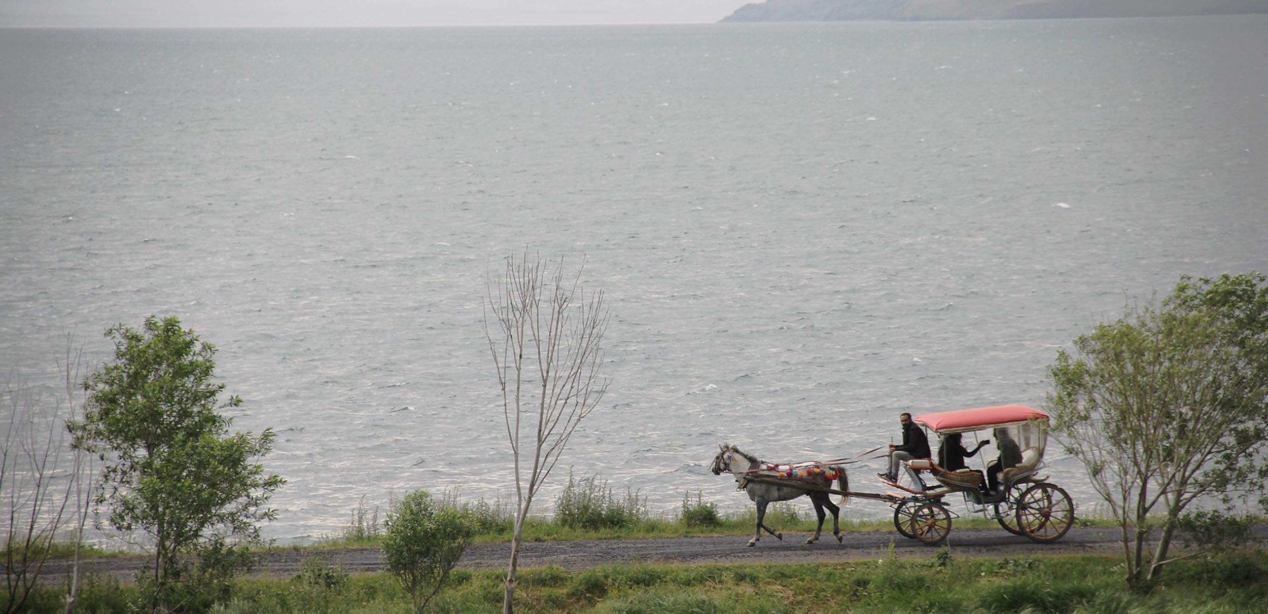 Çıldır Gölünde fayton sezonu
