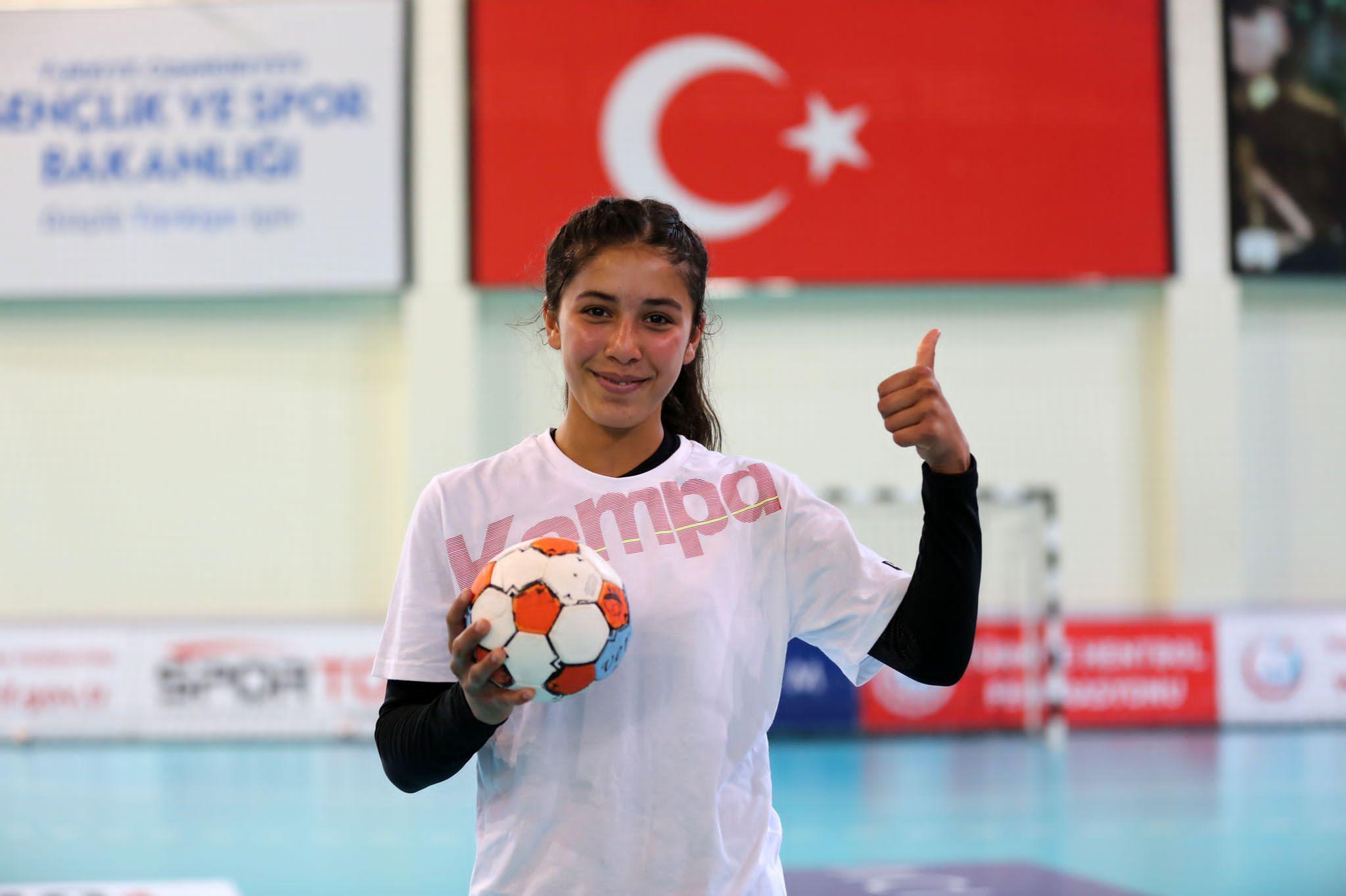 Tarla suladı, ineklere baktı, hentbol antrenmanına koştu