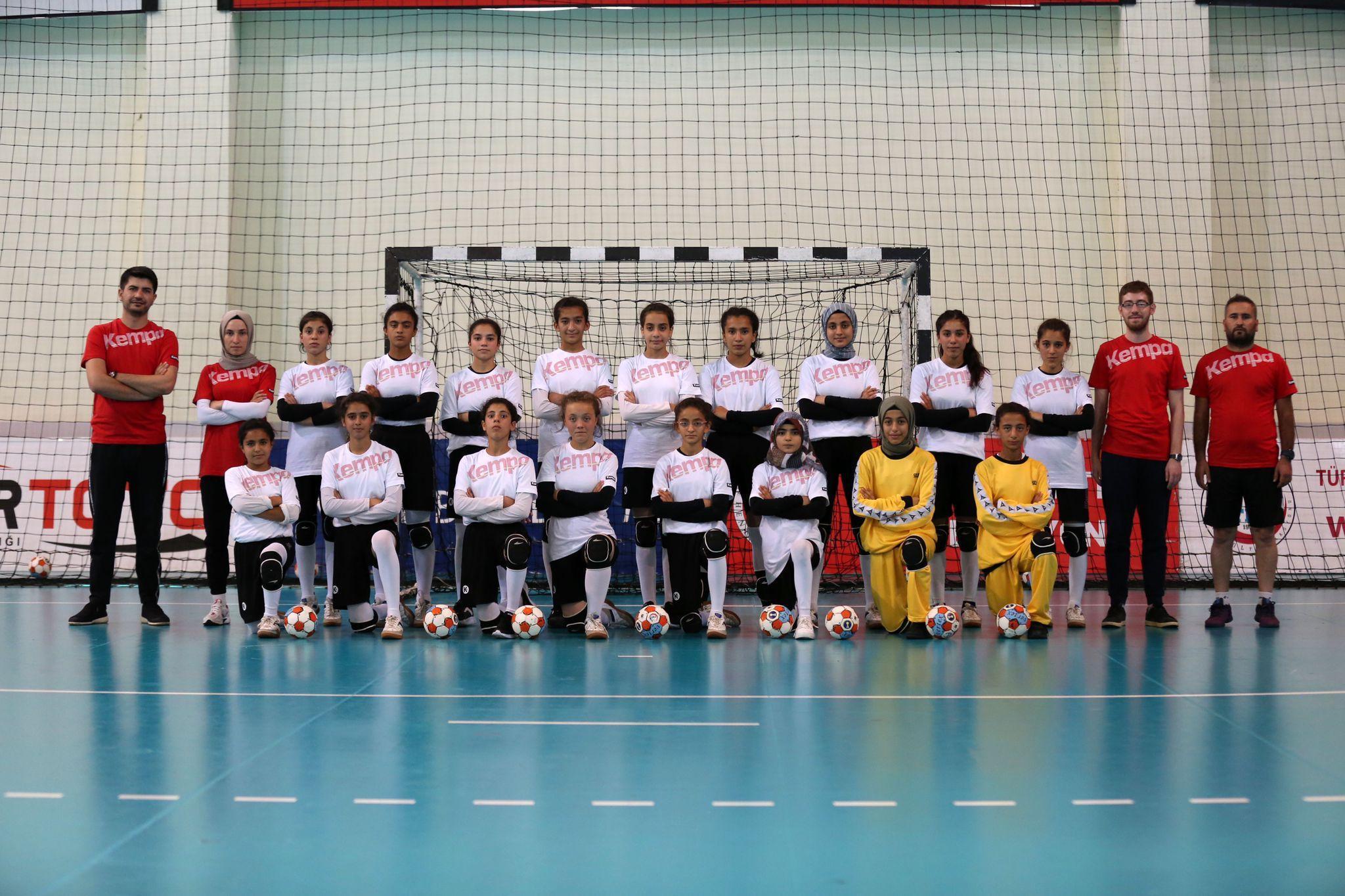 Tarla suladı, ineklere baktı, hentbol antrenmanına koştu