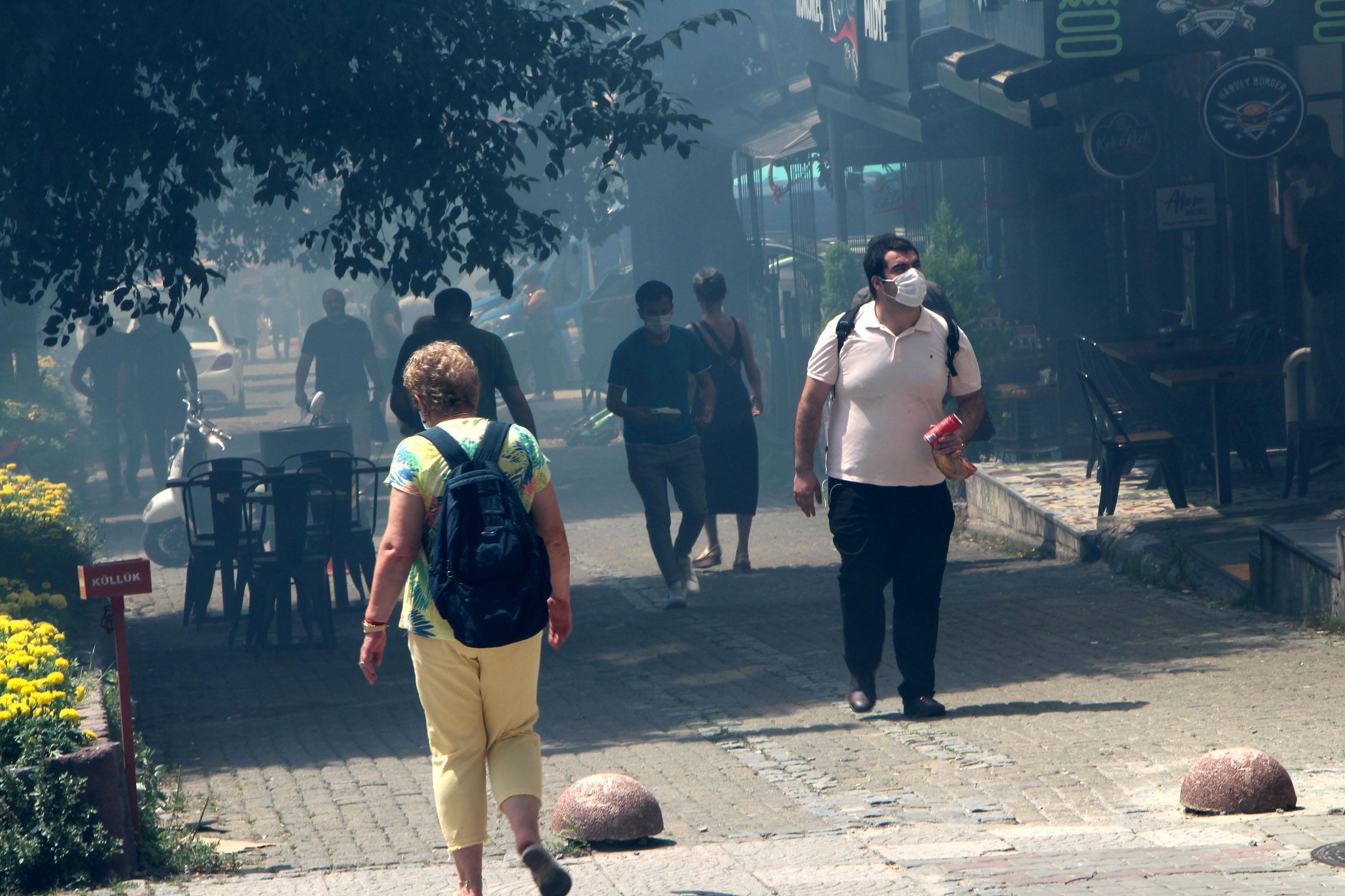Beşiktaşta çatı alev alev yandı; itfaiye eri dumandan etkilendi
