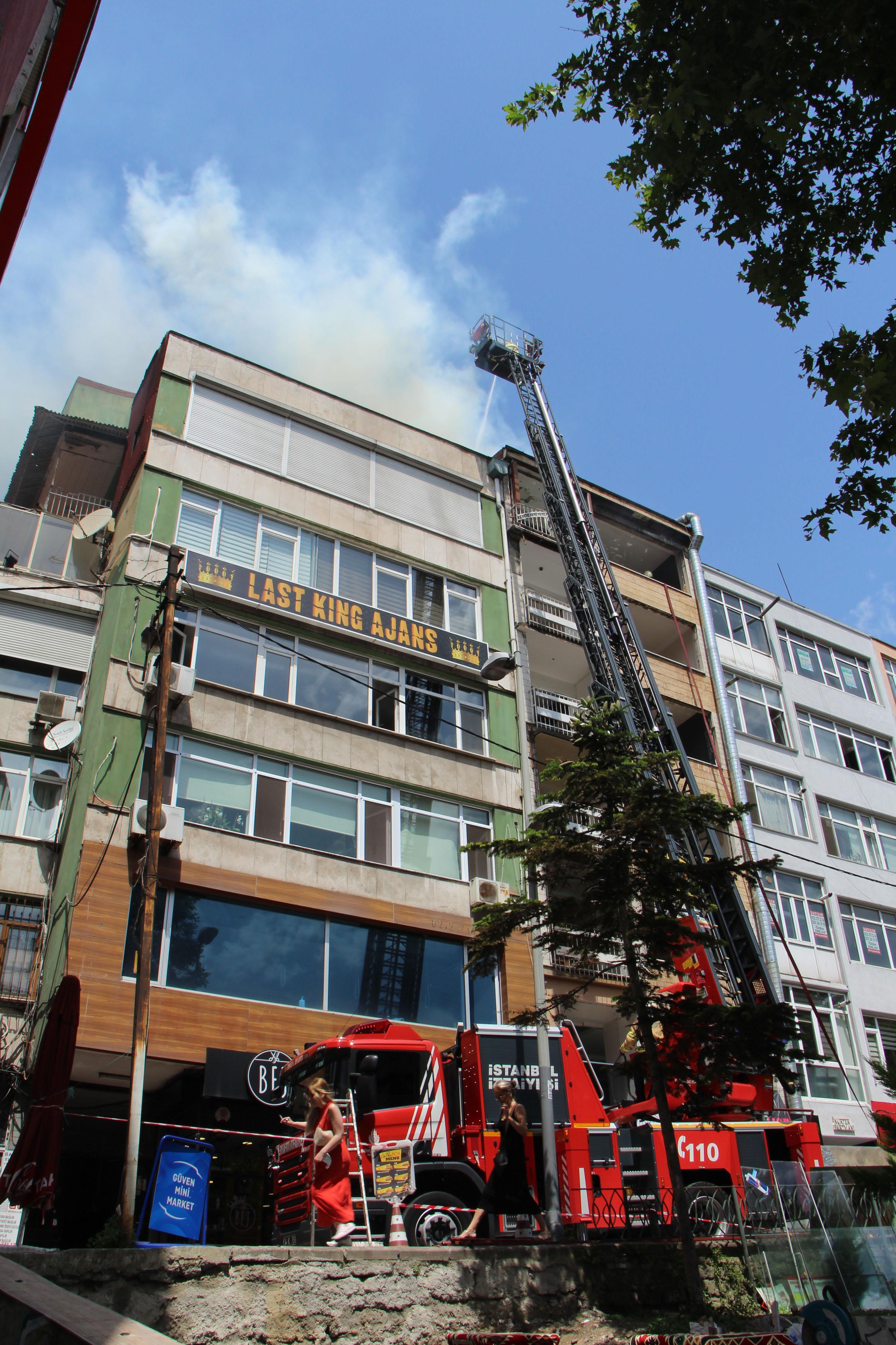 Beşiktaşta çatı alev alev yandı; itfaiye eri dumandan etkilendi