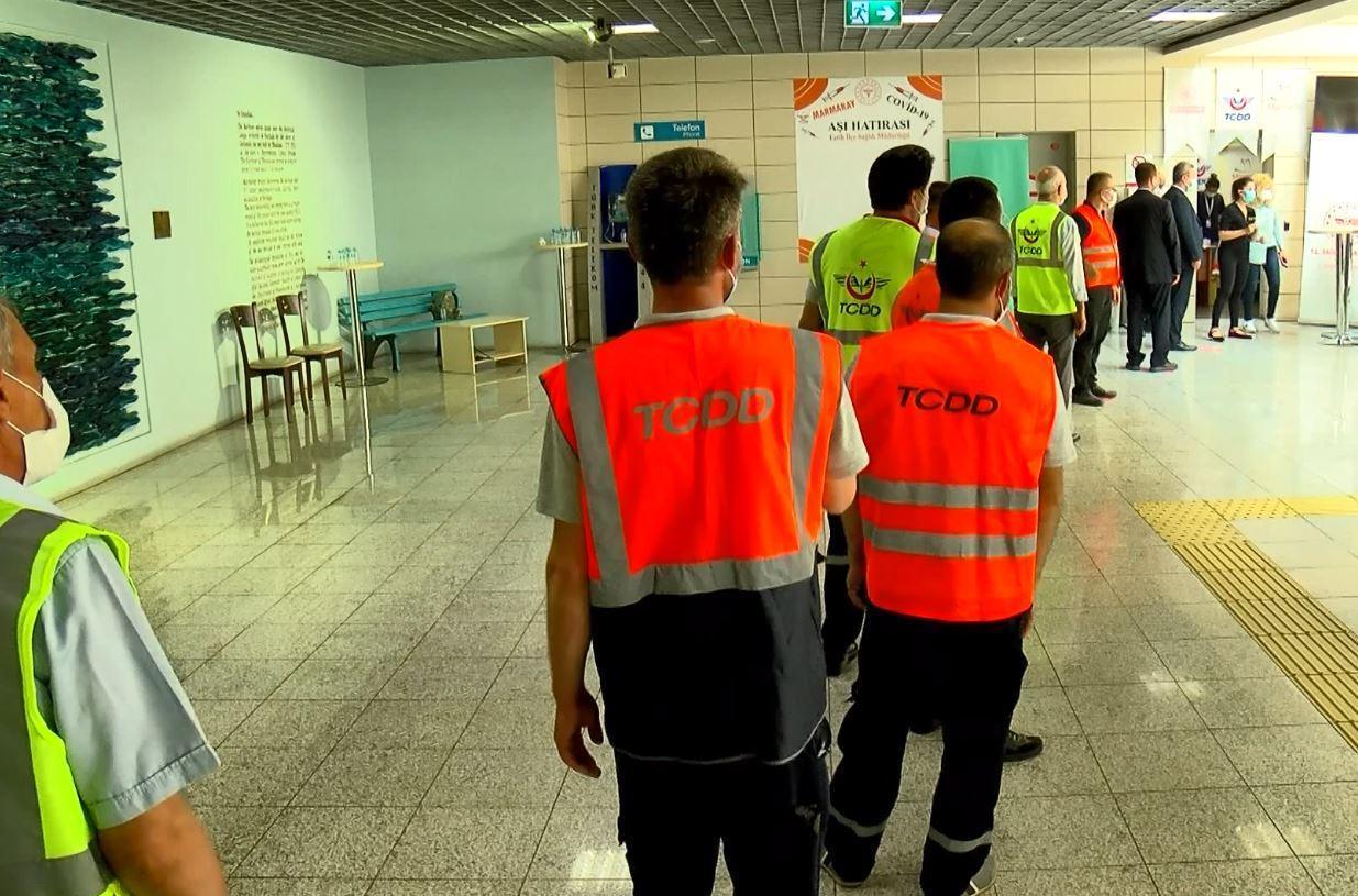 Marmaray istasyonlarında Kovid-19 aşı noktası kuruldu