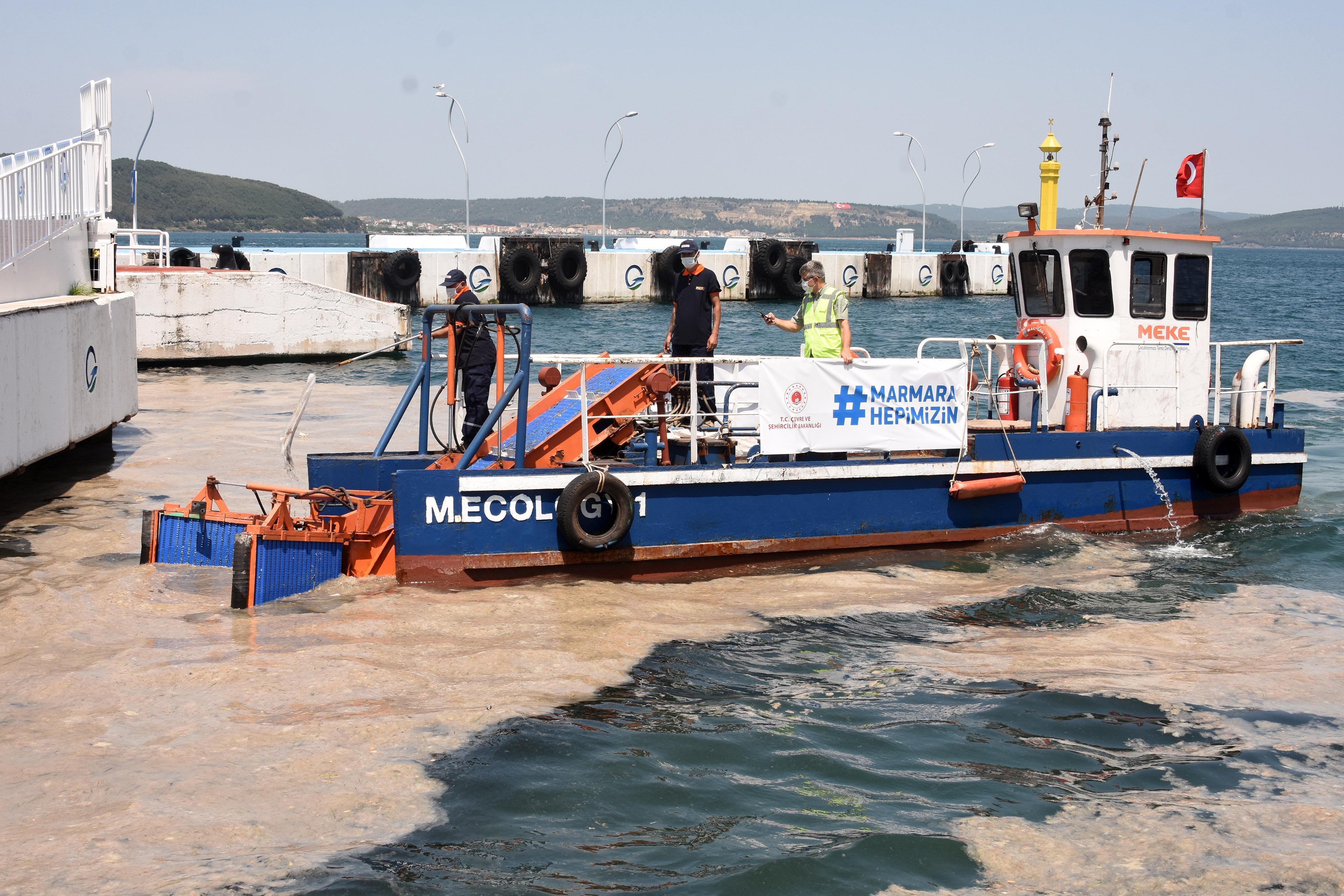Çanakkalede müsilaj deniz süpürgesiyle temizleniyor