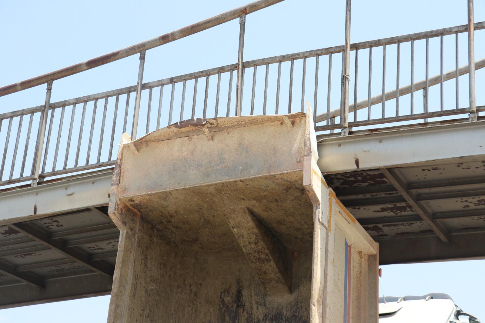 Kamyonun açılan damperi üst geçide sıkıştı