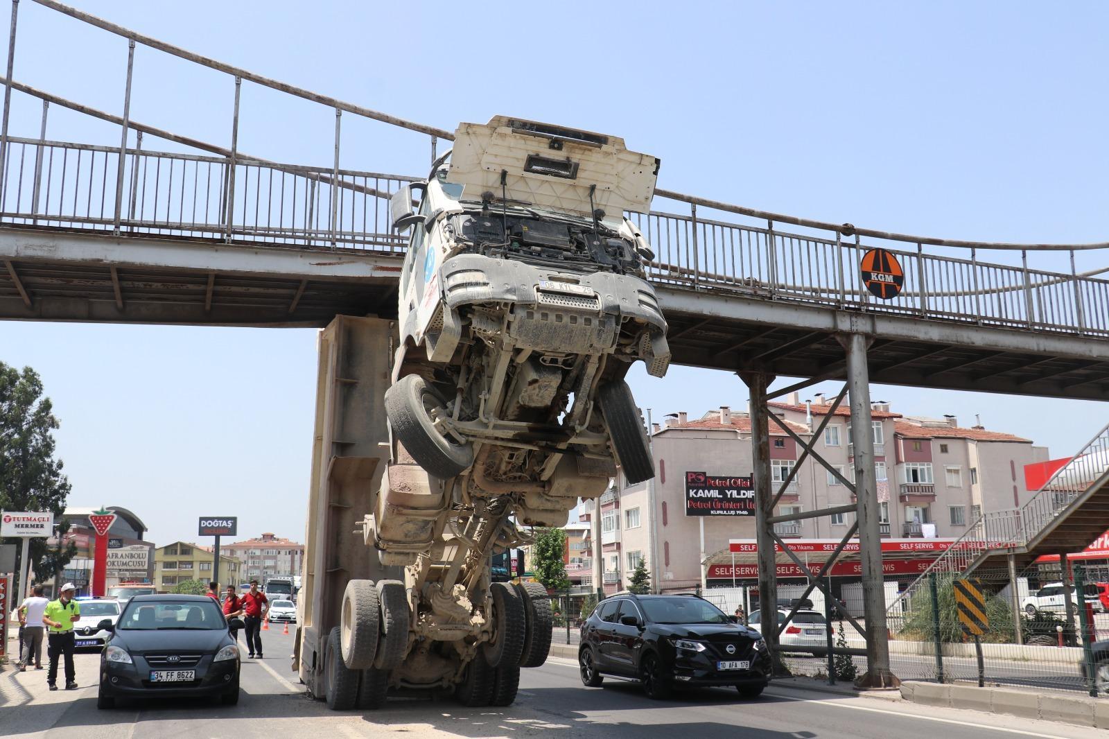 Kamyonun açılan damperi üst geçide sıkıştı