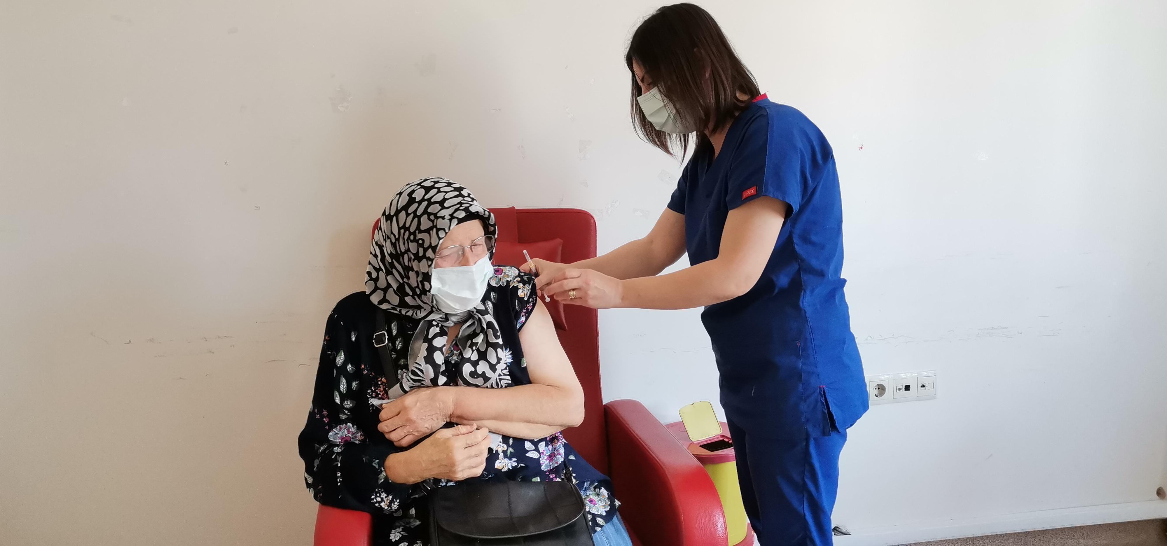 Bakanın paylaştığı aşı ekibindeki Çiğdem hemşire: El birliğiyle üstesinden geleceğiz