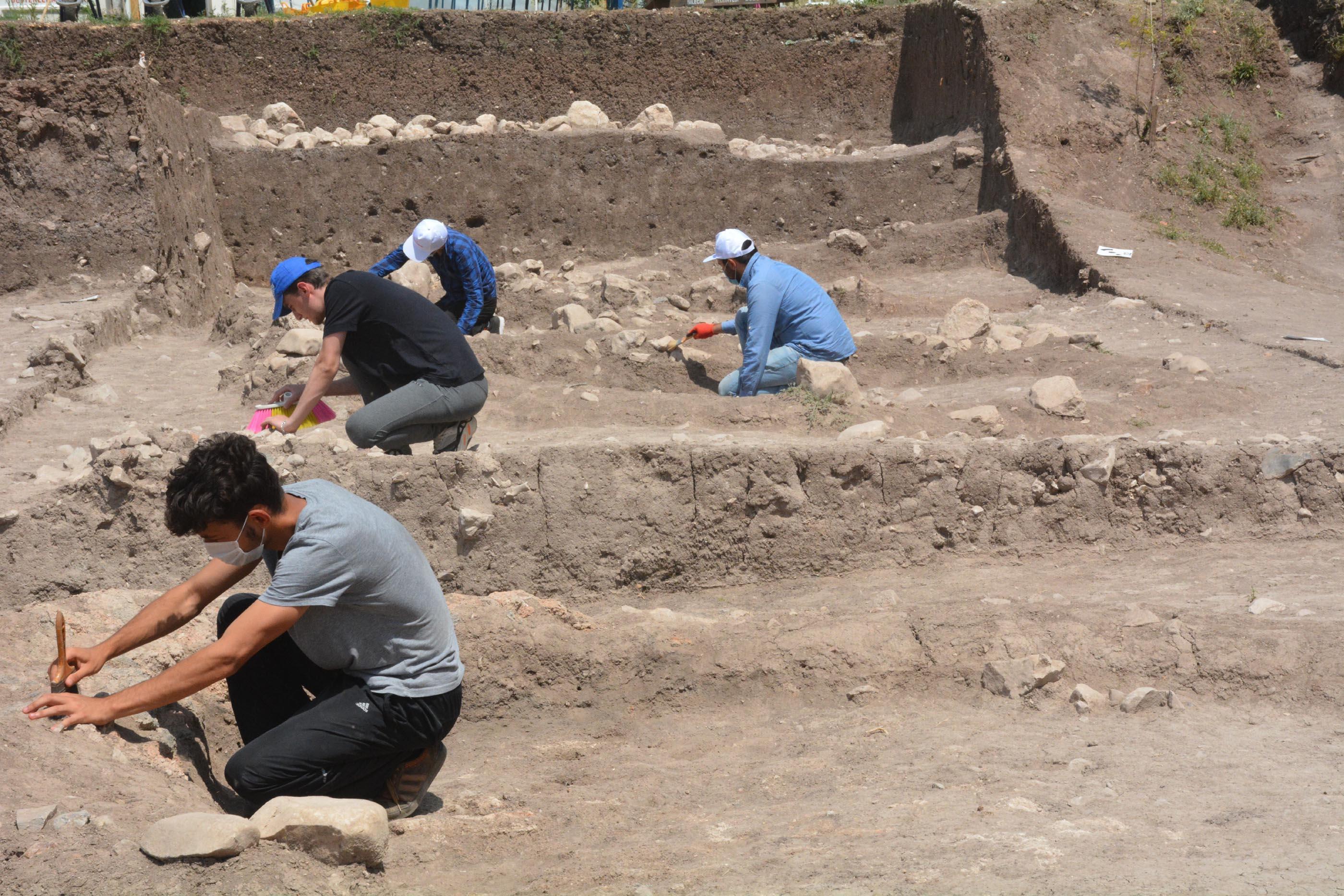Apartman bahçesinde kazı; 8 bin 500 yıllık 11 insan iskeleti ve 3 delikli müzik aleti bulundu