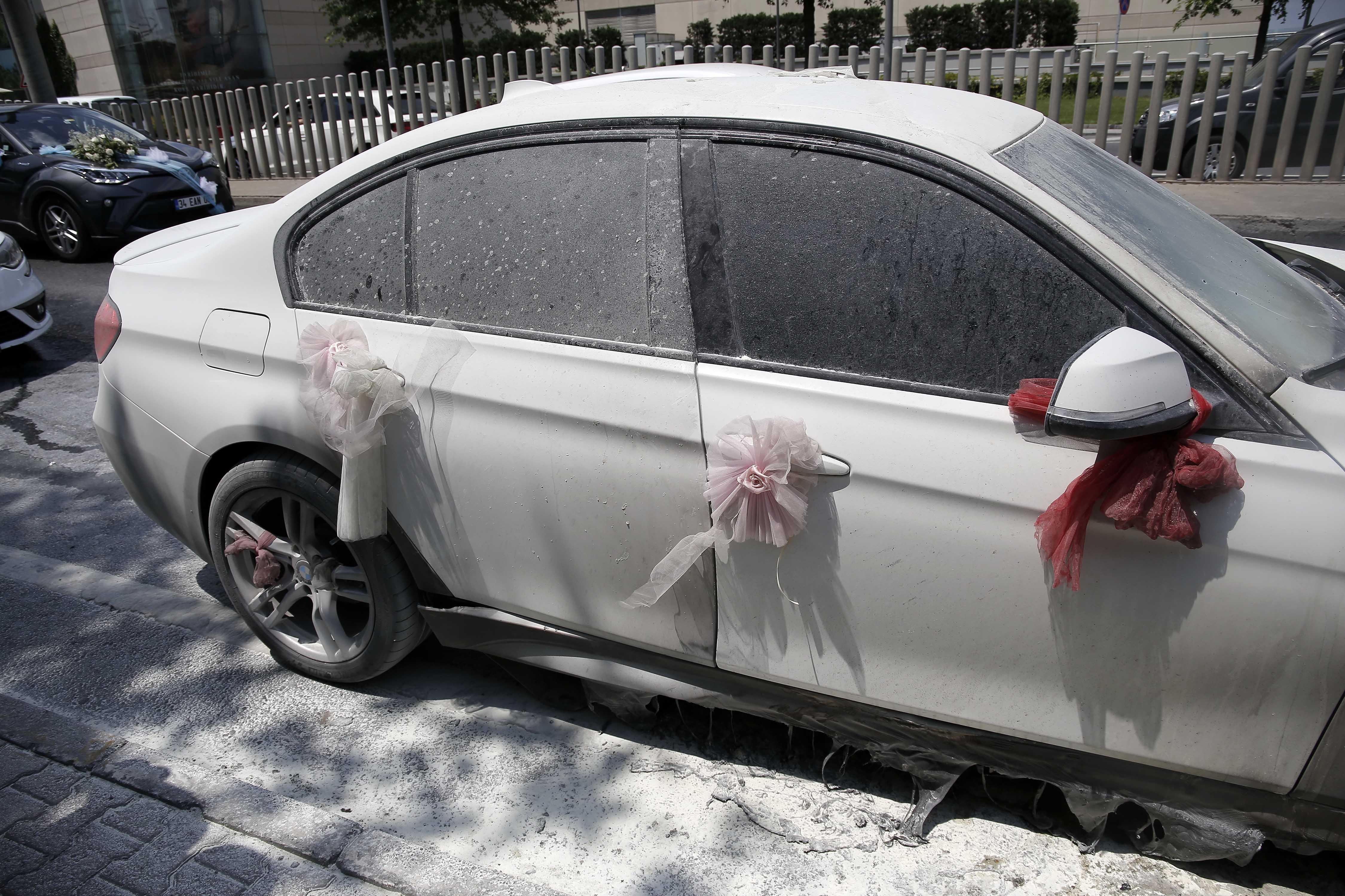 Sarıyerde lüks gelin arabası yandı