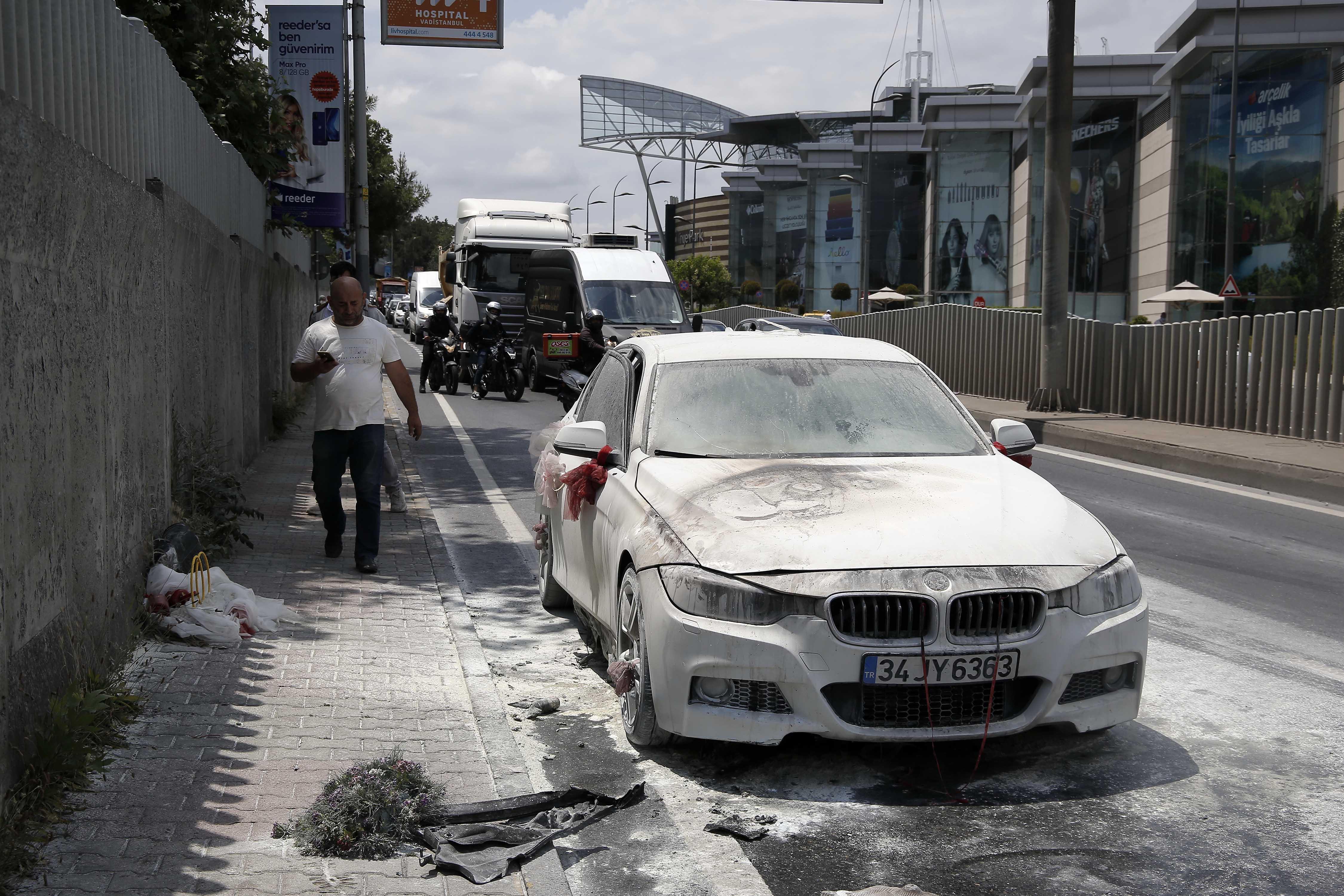 Sarıyerde lüks gelin arabası yandı