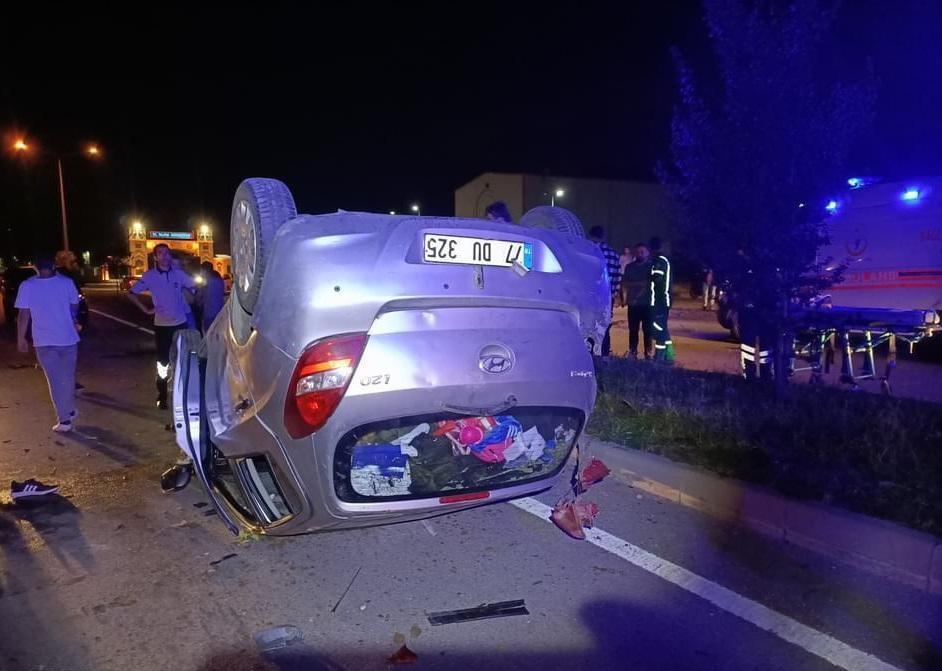 Aydınlatma direğine çarparak takla attı, hız kadranı 120de takılı kaldı: 1i ağır 3 yaralı