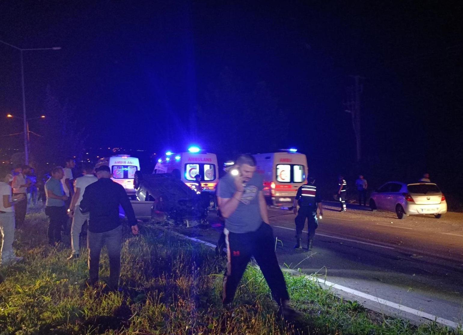 Aydınlatma direğine çarparak takla attı, hız kadranı 120de takılı kaldı: 1i ağır 3 yaralı